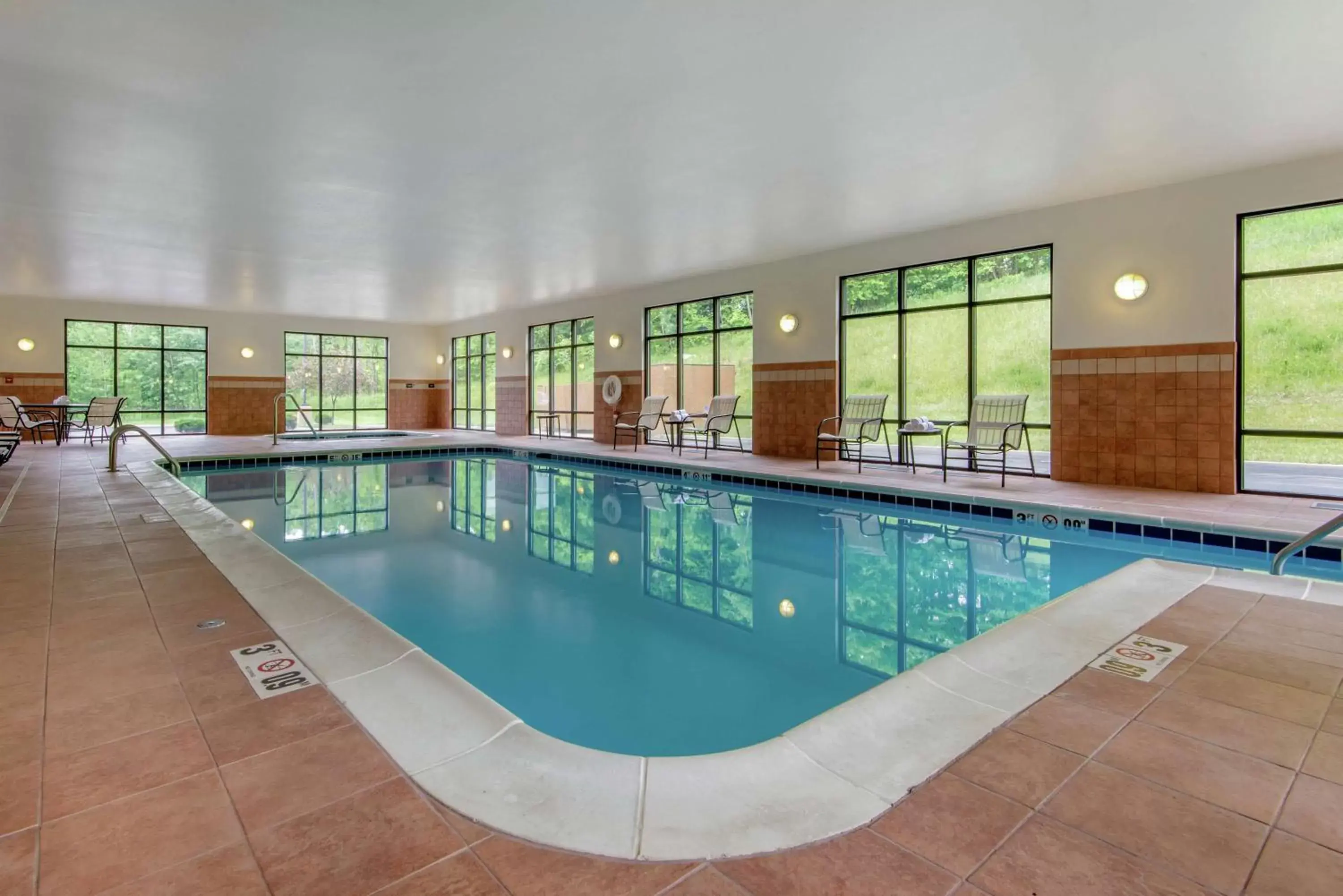 Swimming Pool in Hampton Inn Meadville