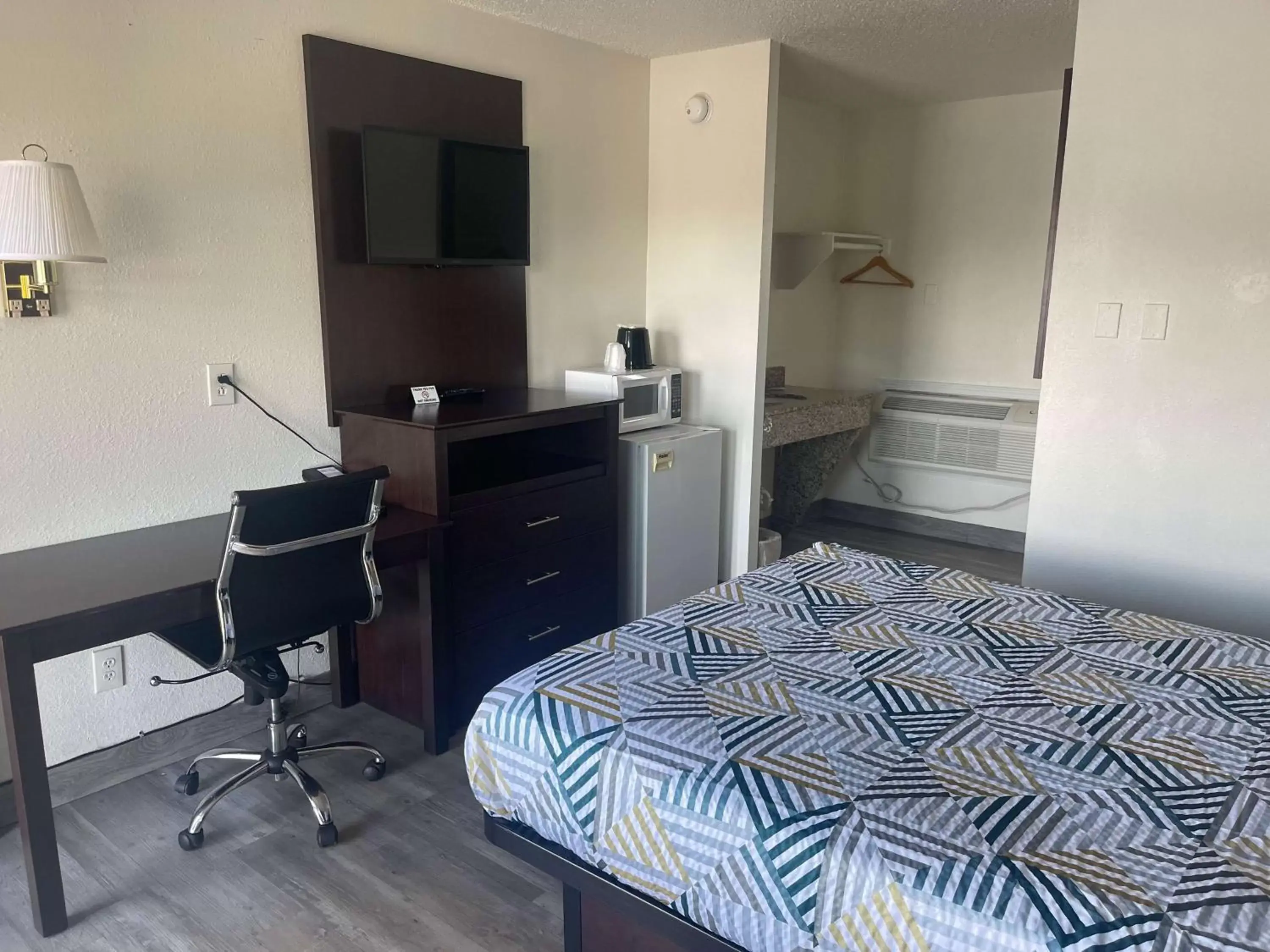 Bedroom, Bed in Motel 6 Hermiston OR Umatilla Bedroom, Bed in Motel 6 Hermiston OR Umatilla