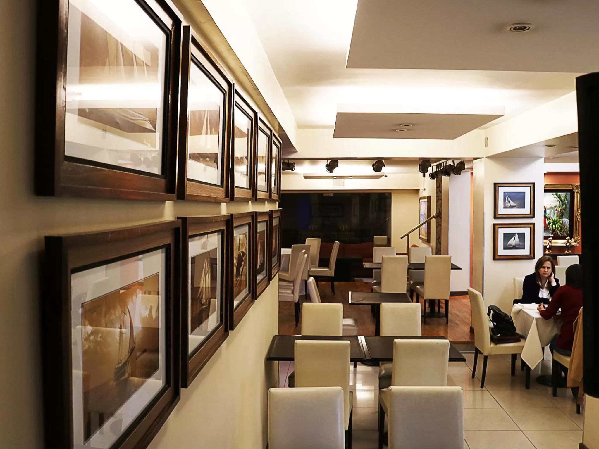 Restaurant/places to eat in Hotel Metropol