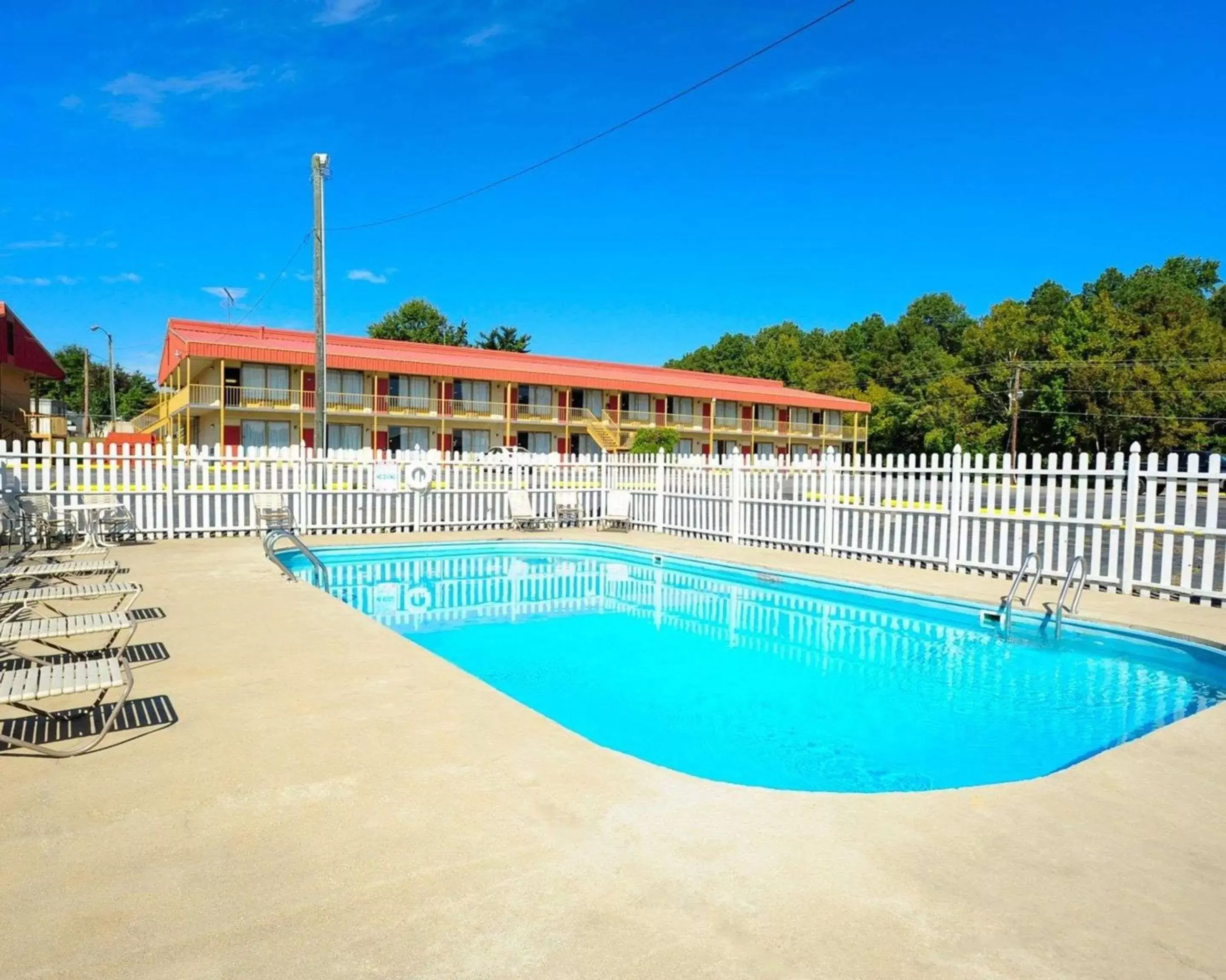 On site, Swimming Pool in Econo Lodge Petersburg