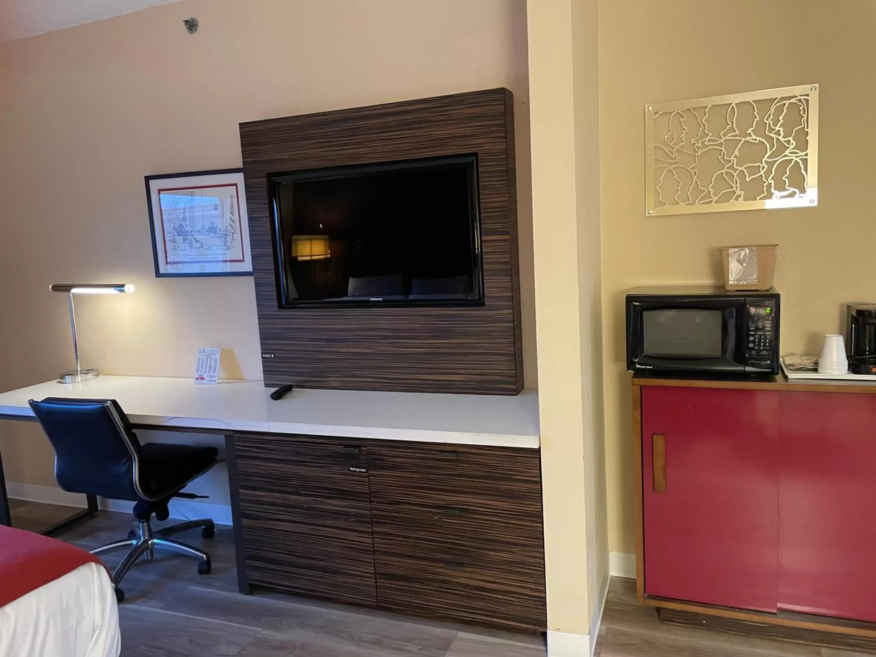 TV and multimedia, TV/Entertainment Center in Ramada by Wyndham Harrisburg/Hershey Area