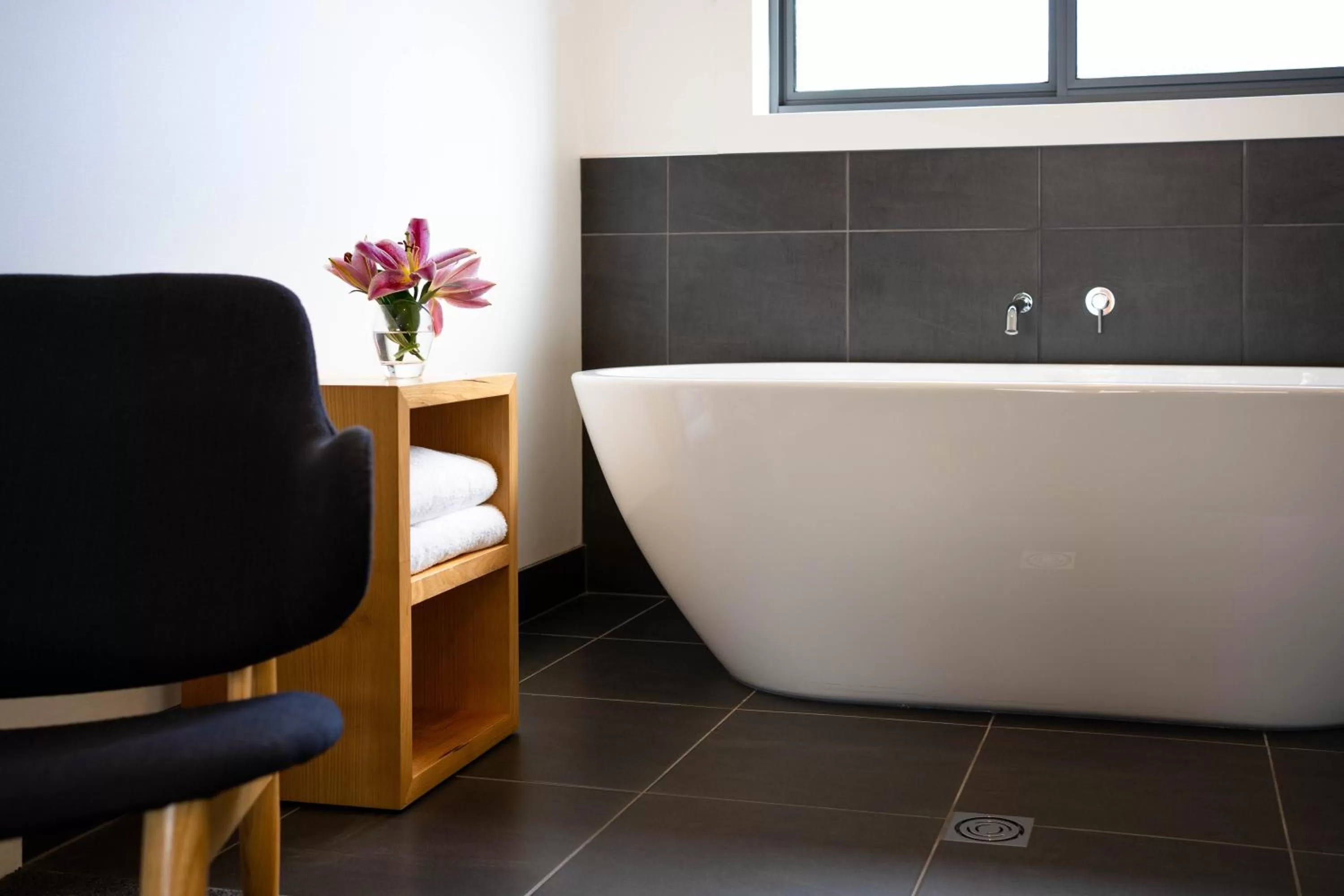 Bath in Bright Colonial Motel