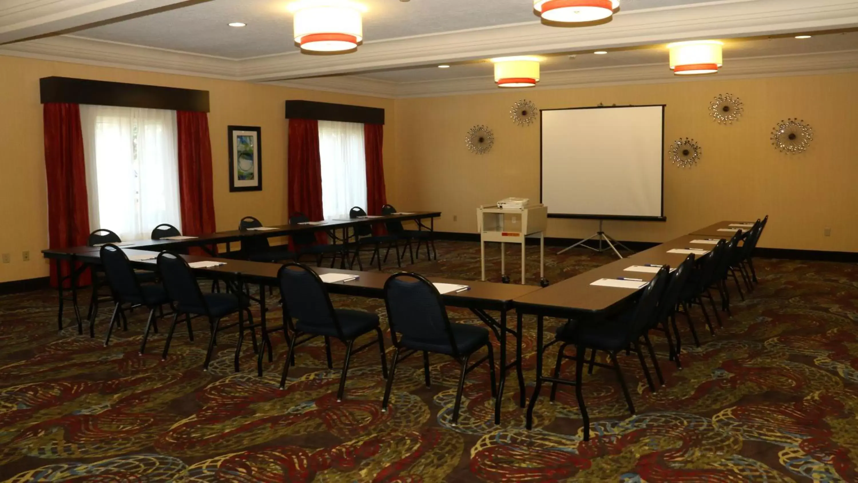 Meeting/conference room in Holiday Inn Express Hotel & Suites Saginaw, an IHG Hotel