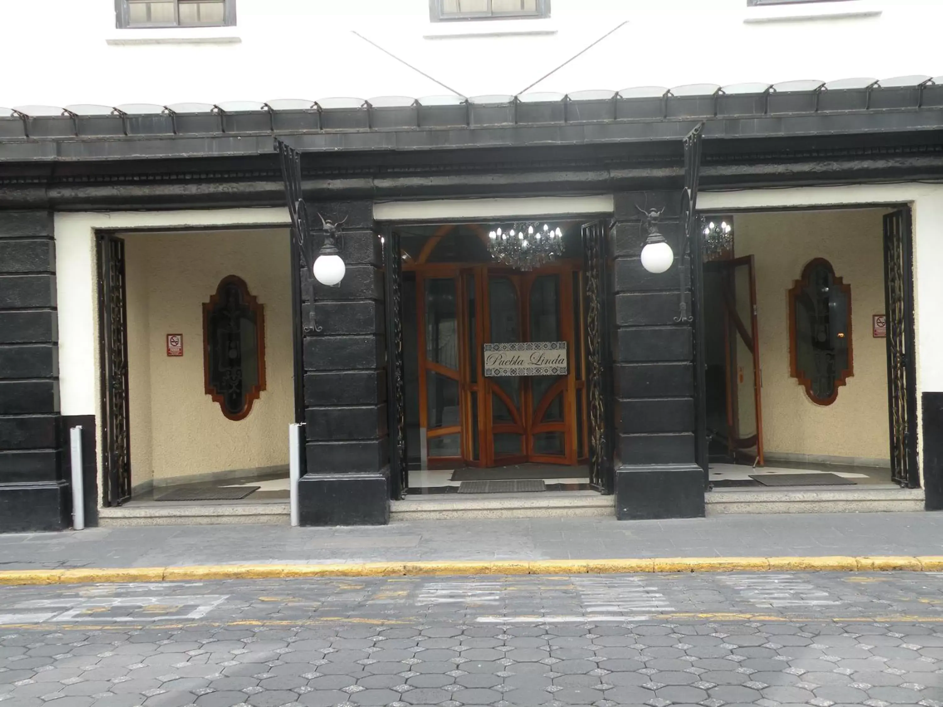 Facade/entrance in Aristos Puebla