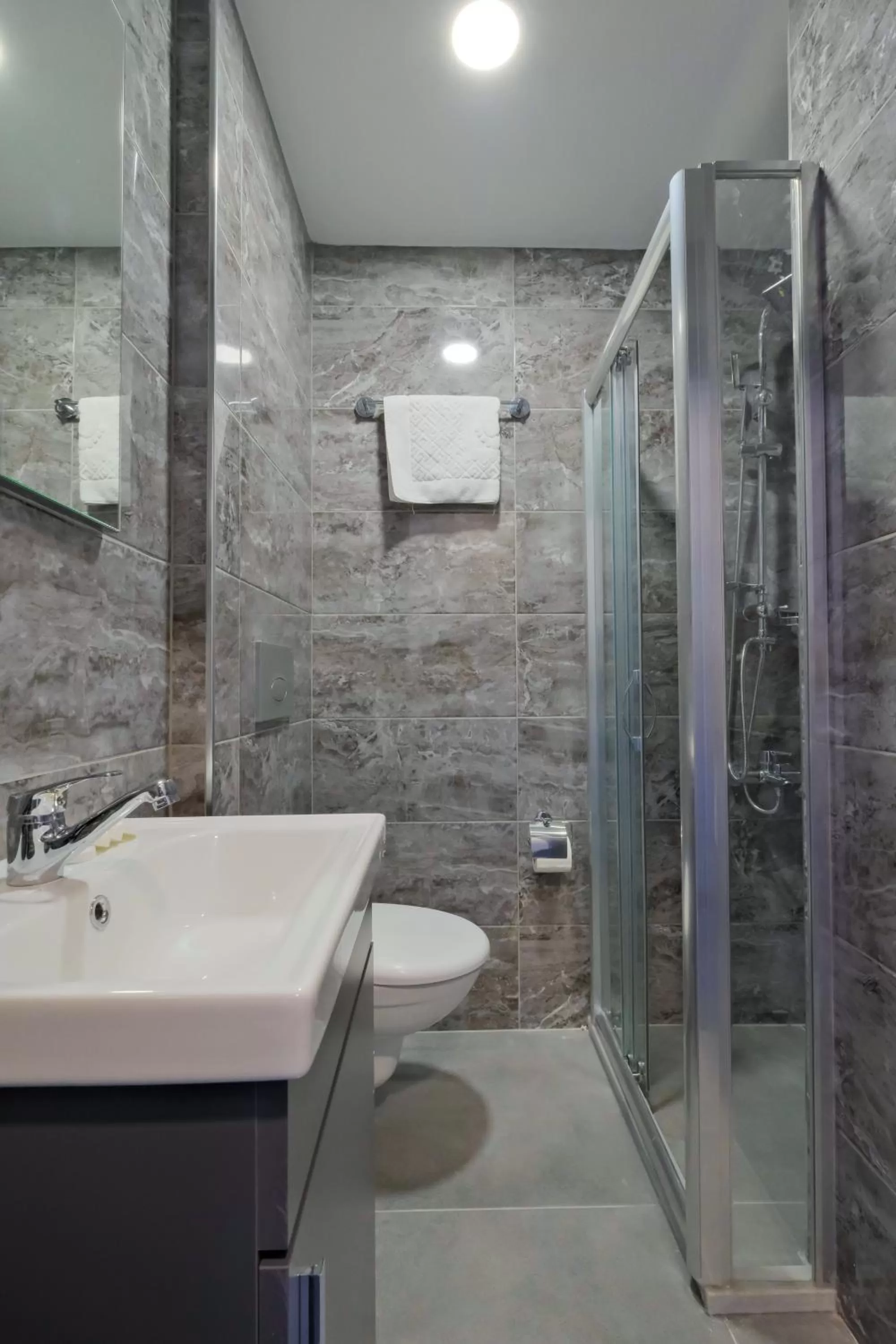 Shower in The Queen Hotel