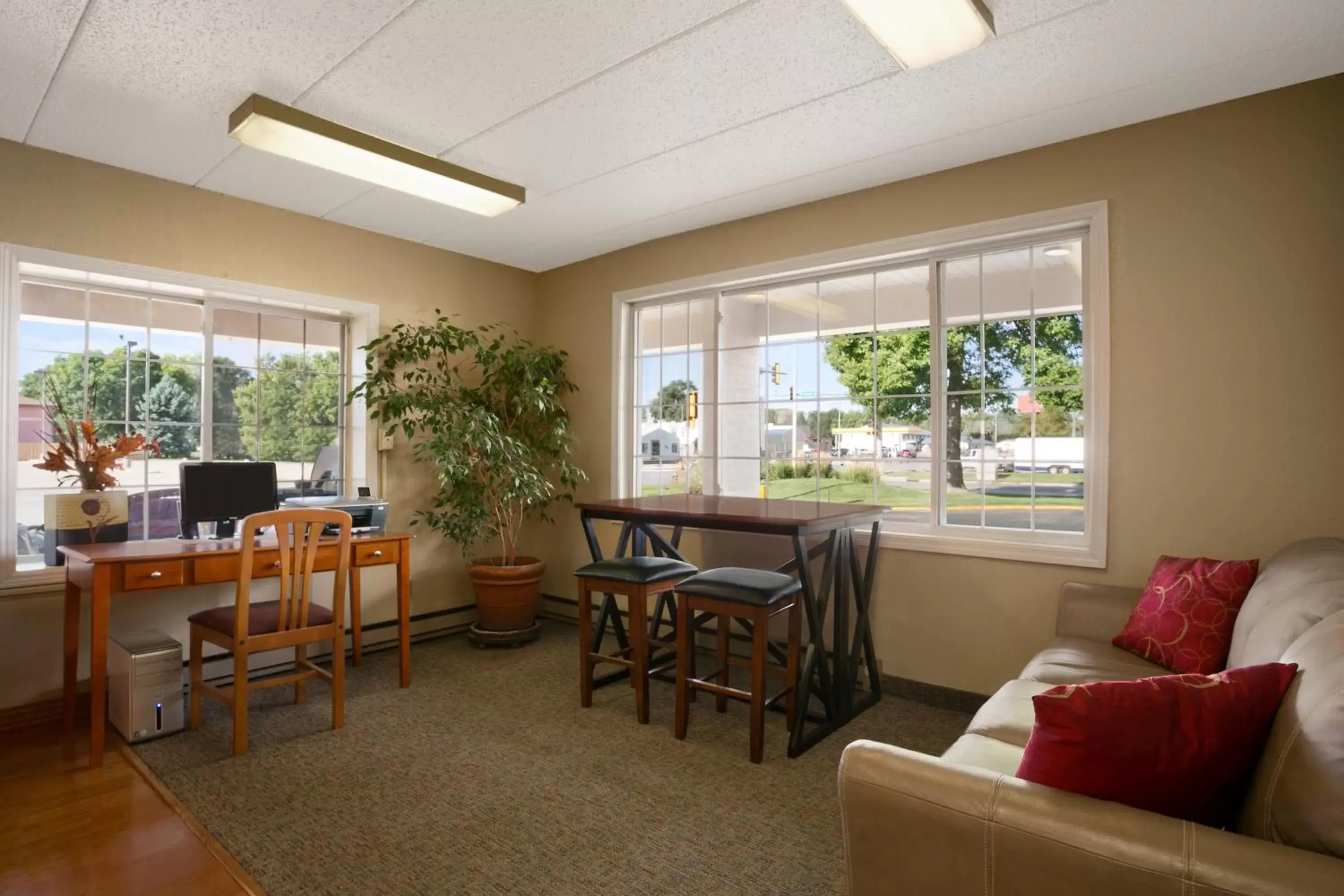 Communal lounge/ TV room, Seating Area in Days Inn by Wyndham Pierre