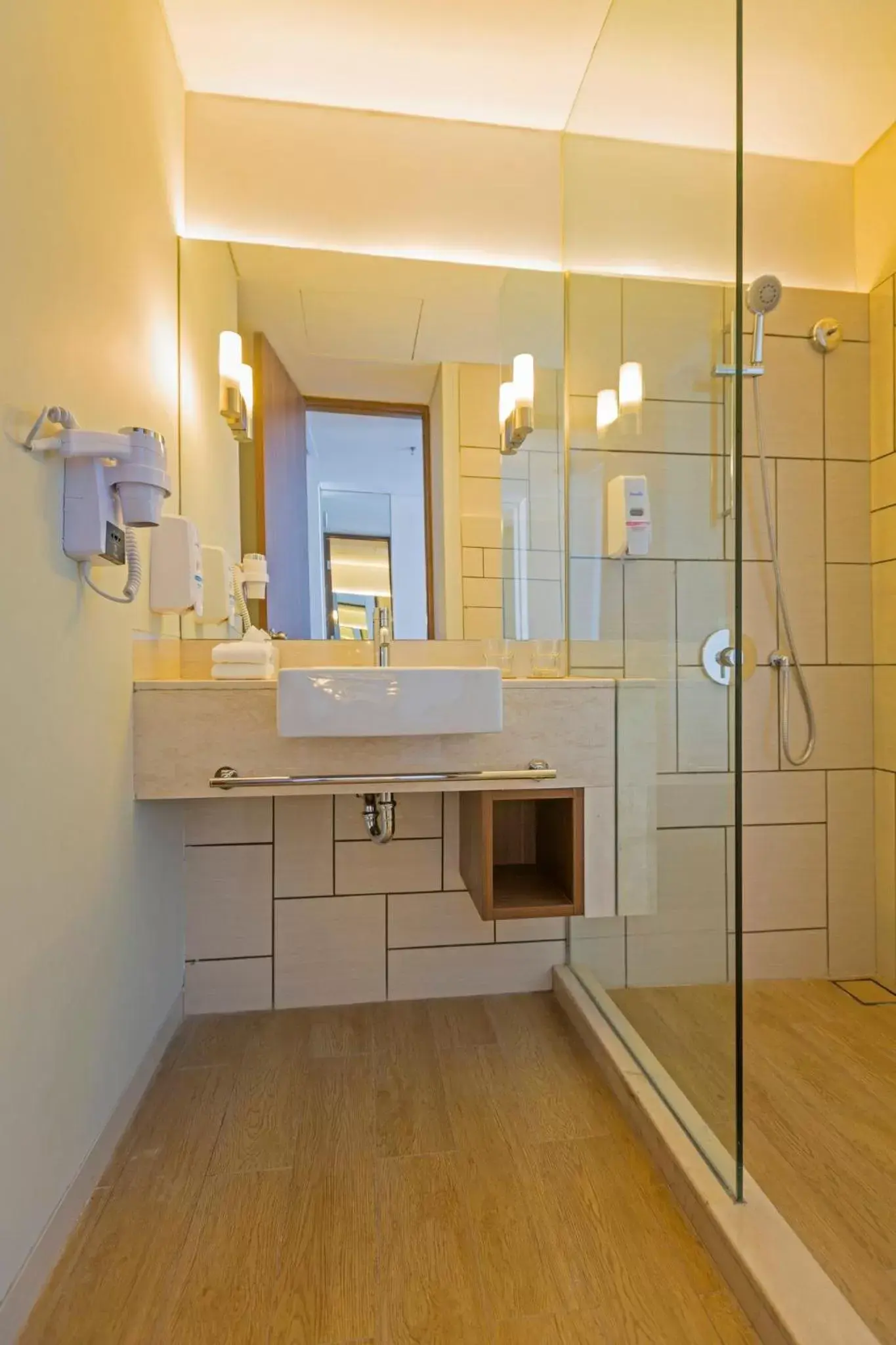 Bathroom, Kitchen/Kitchenette in Holiday Inn Express Jakarta Pluit Citygate, an IHG Hotel