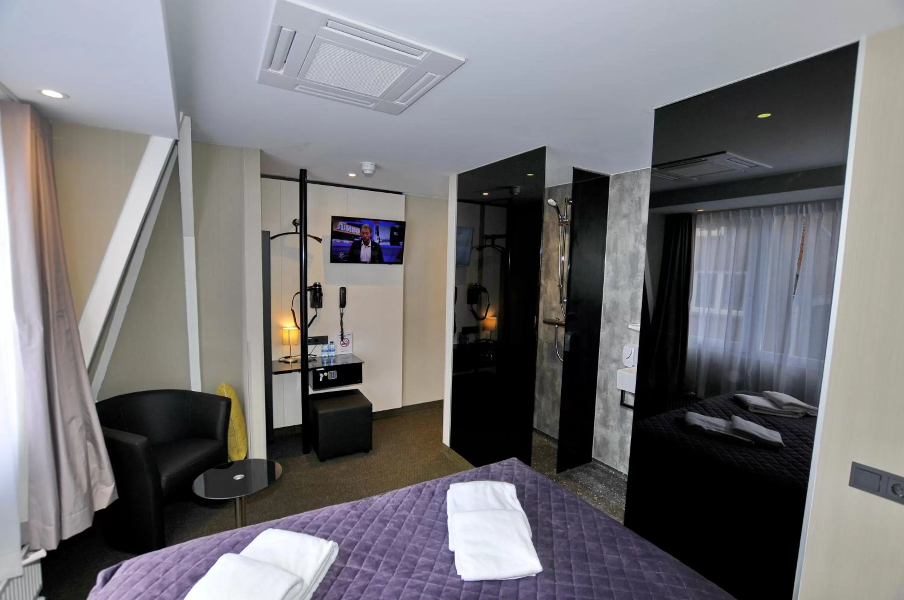 Photo of the whole room, Bed in Cityview Hotel