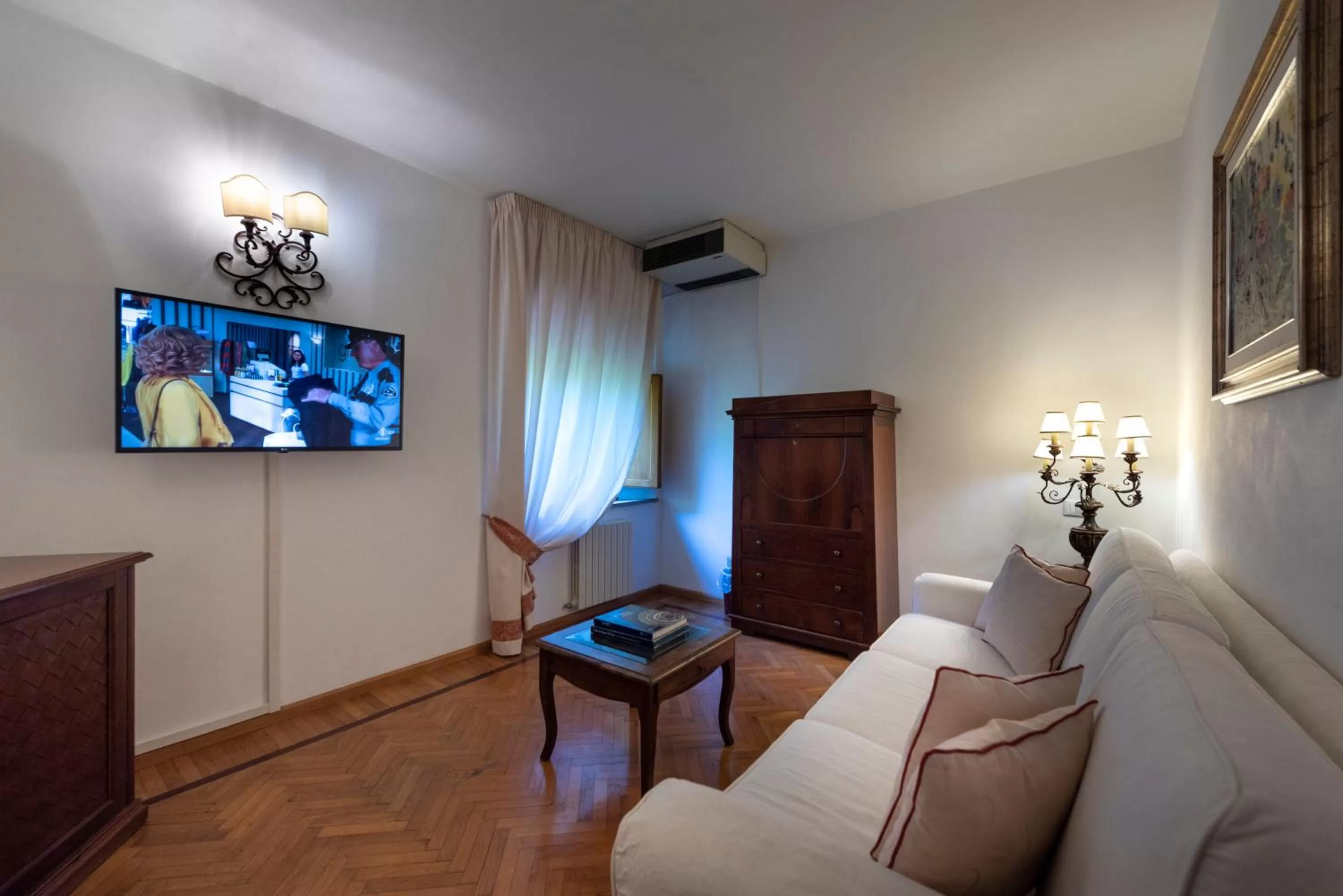 TV and multimedia in Villa Scacciapensieri Boutique Hotel