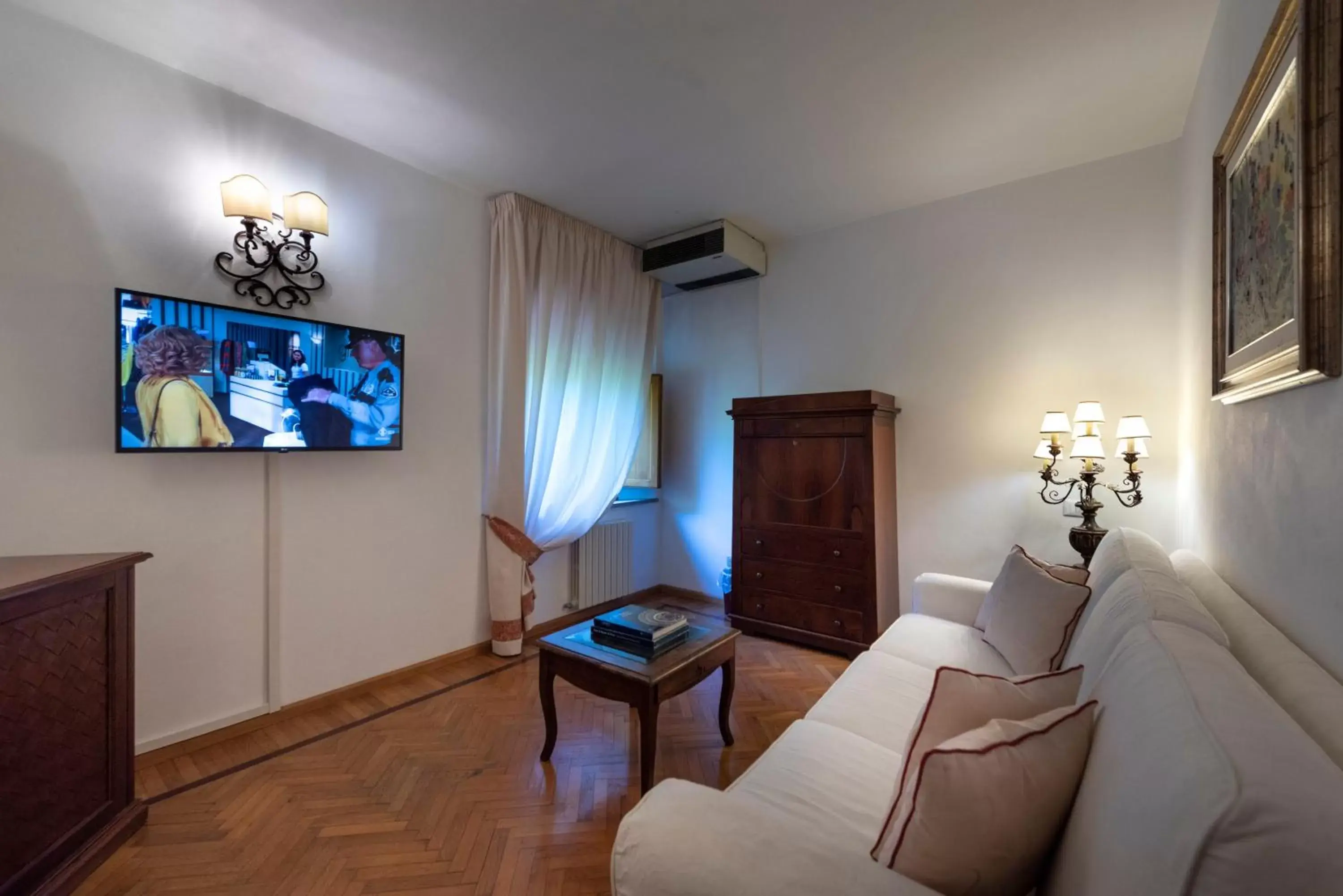TV and multimedia, TV/Entertainment Center in Villa Scacciapensieri Boutique Hotel