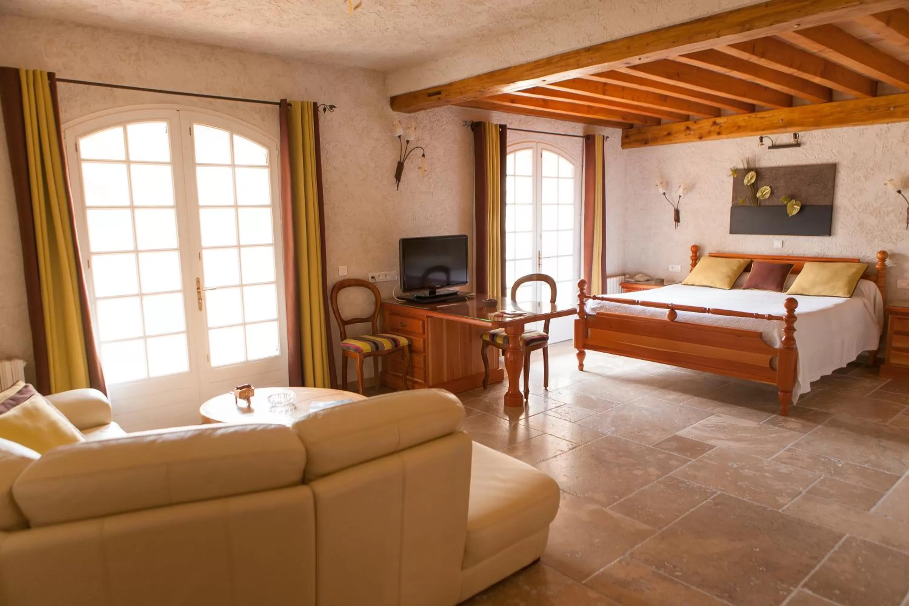 Photo of the whole room, Bed in L' Escapade Hôtel & Restaurant