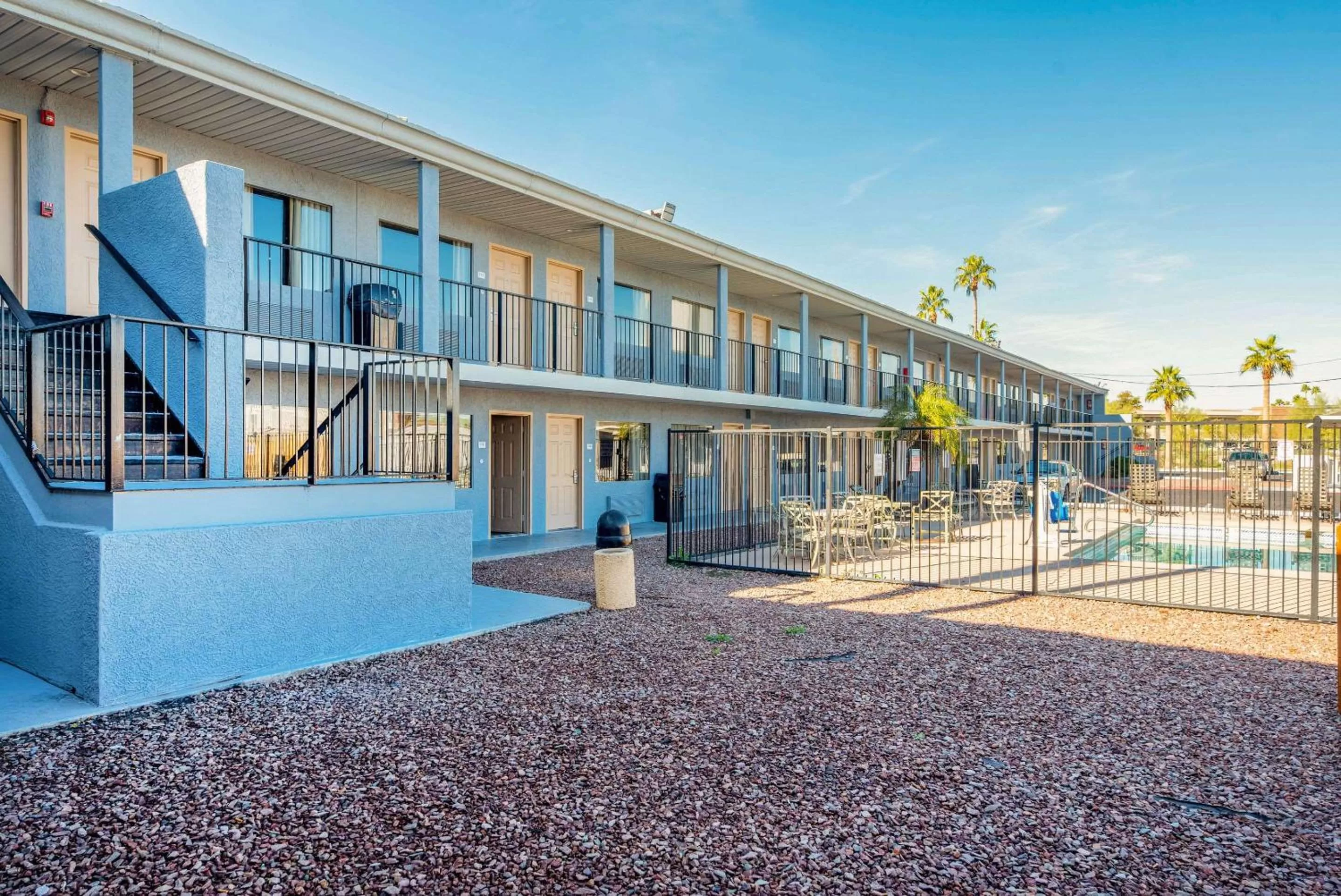 Swimming pool in Rodeway Inn Phoenix North I-17