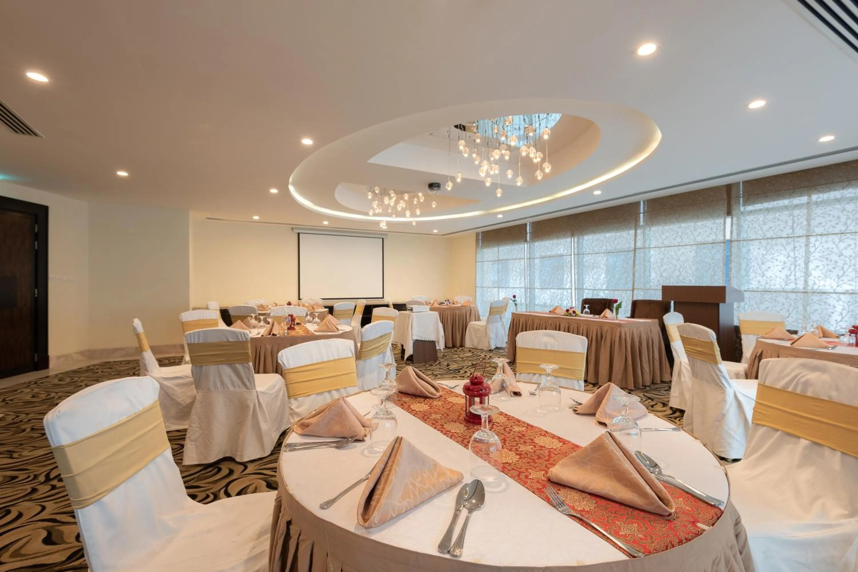 Restaurant/places to eat in Landmark Premier Hotel