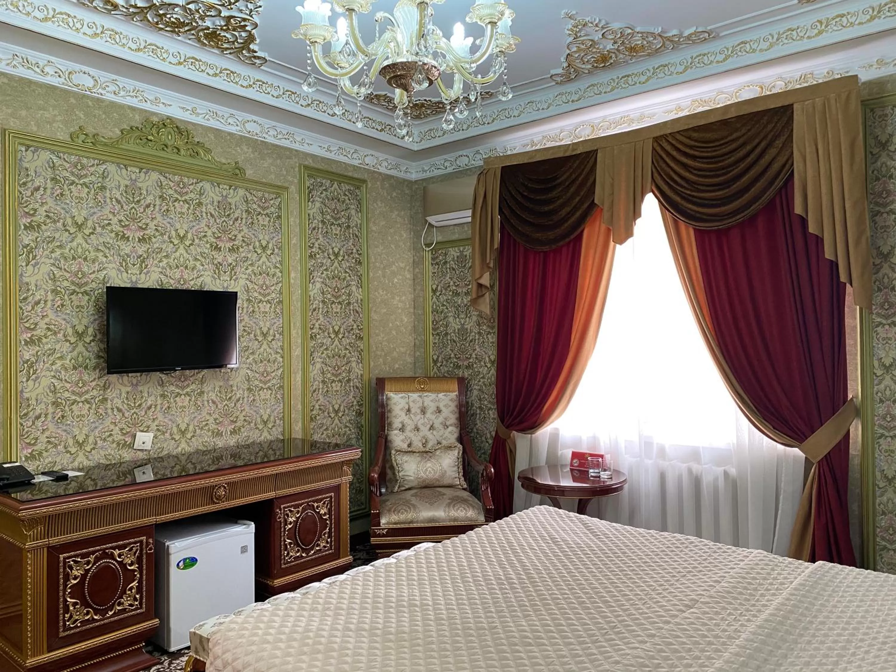 Communal lounge/ TV room, Bed in Lion Hotel