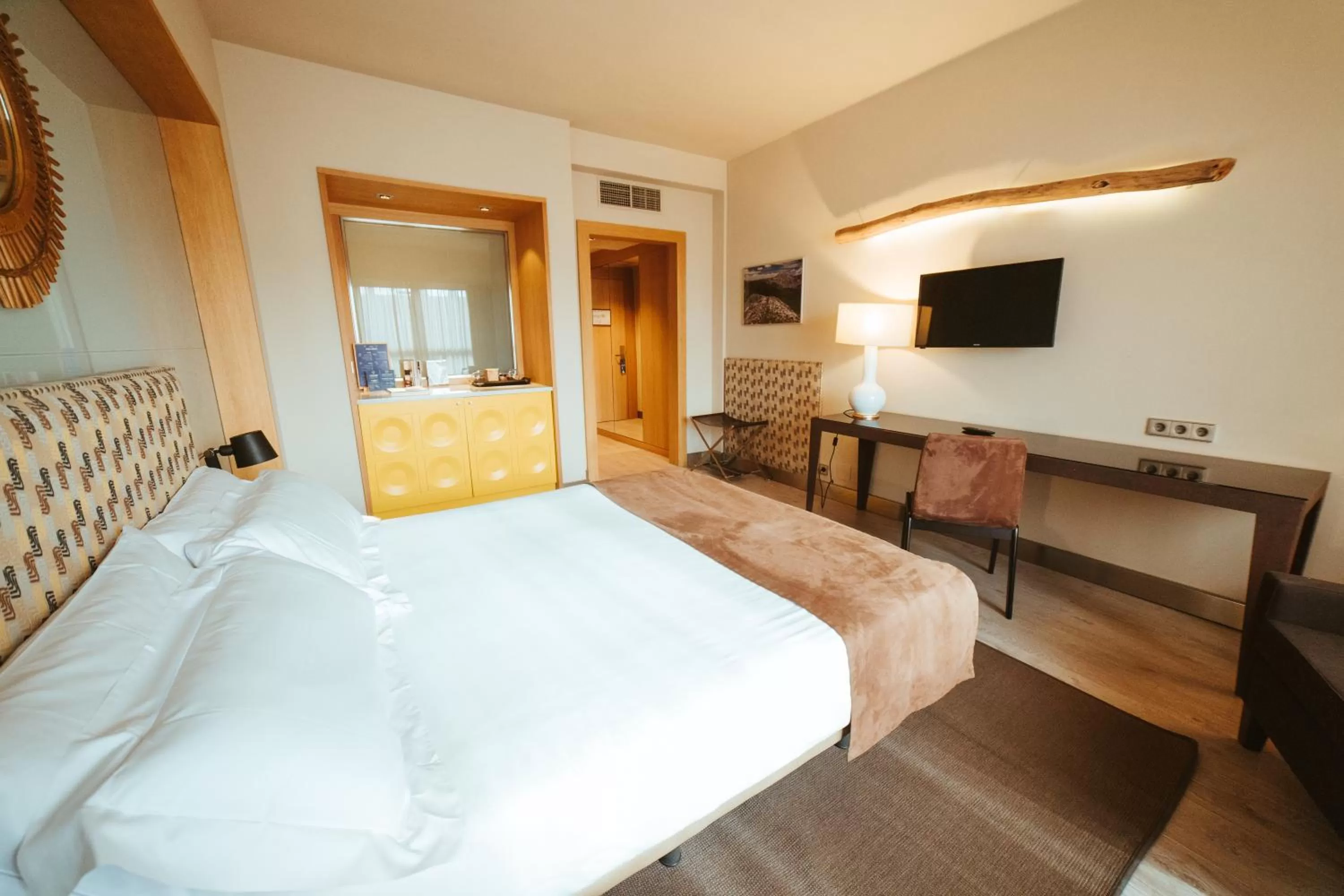 Photo of the whole room, Bed in Barceló León Conde Luna