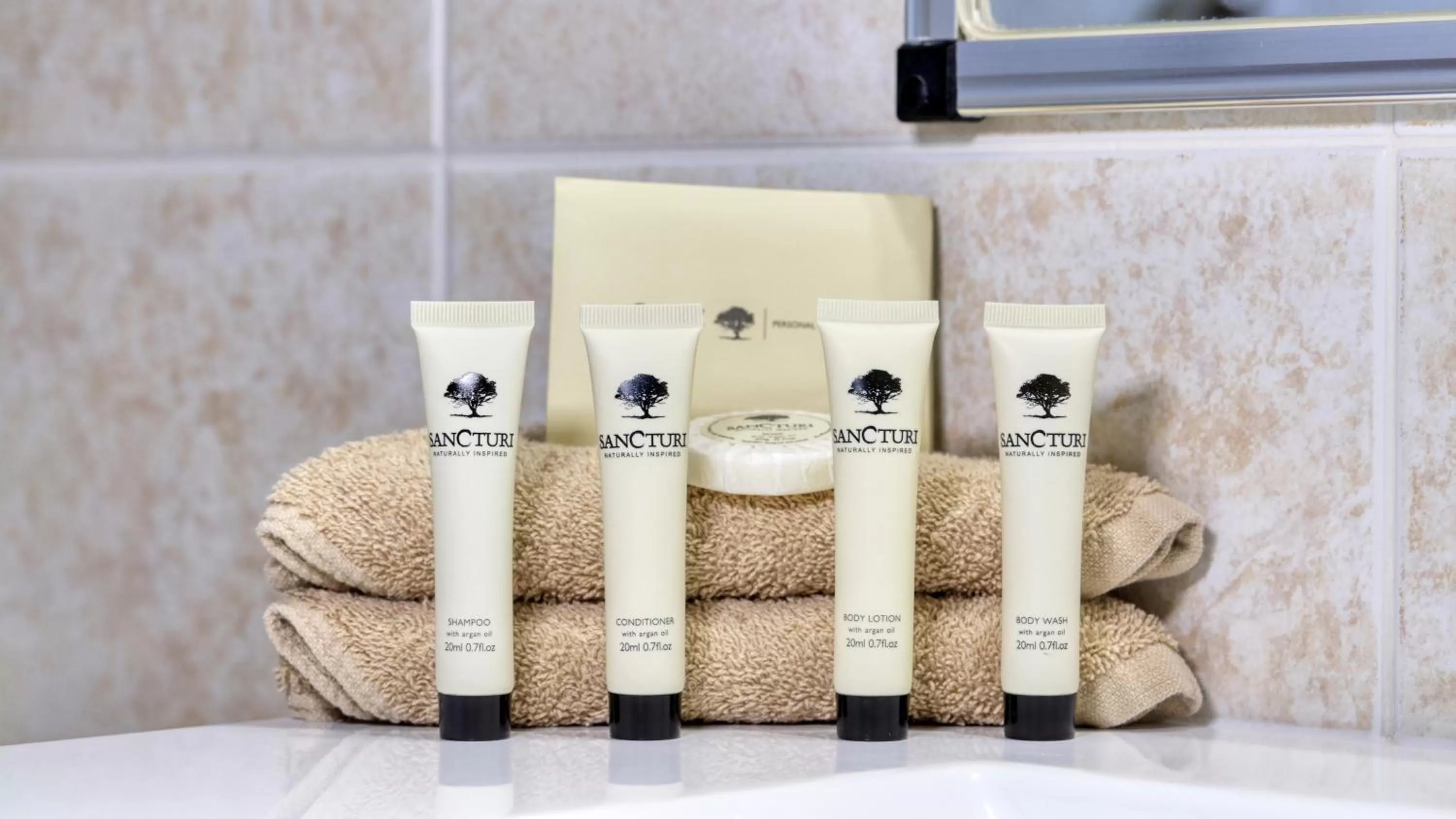 Bathroom in Edward Parry Motel and Apartments