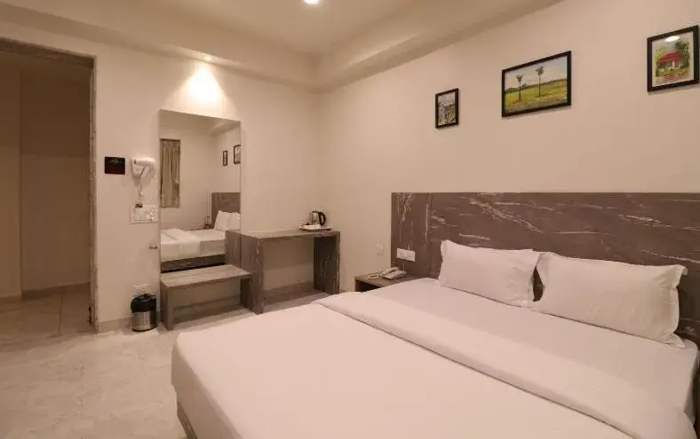 Bed in Hotel Jay Palace Inn, Solapur 