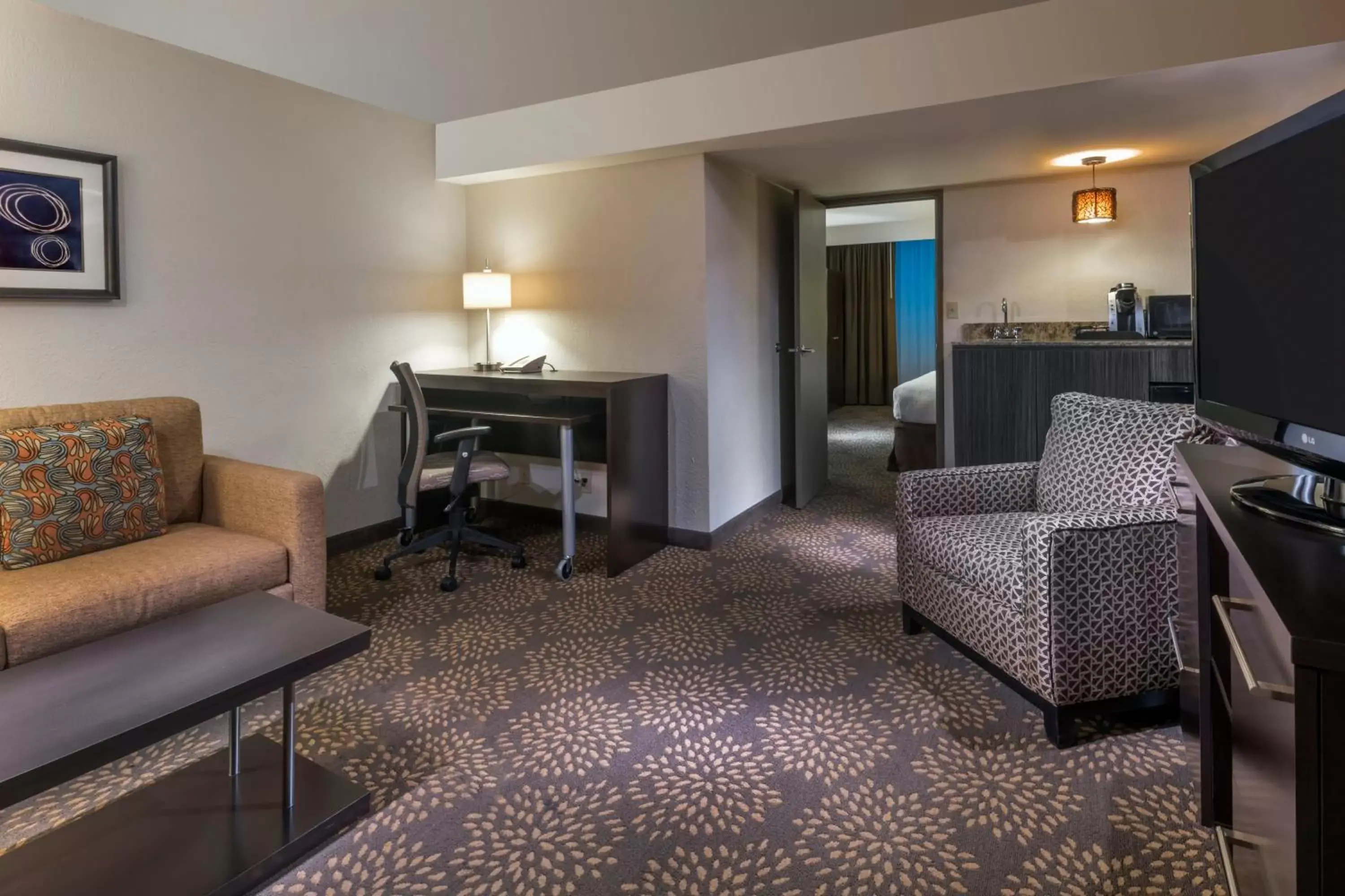 Photo of the whole room, Seating Area in Holiday Inn and Suites Phoenix Airport North, an IHG Hotel