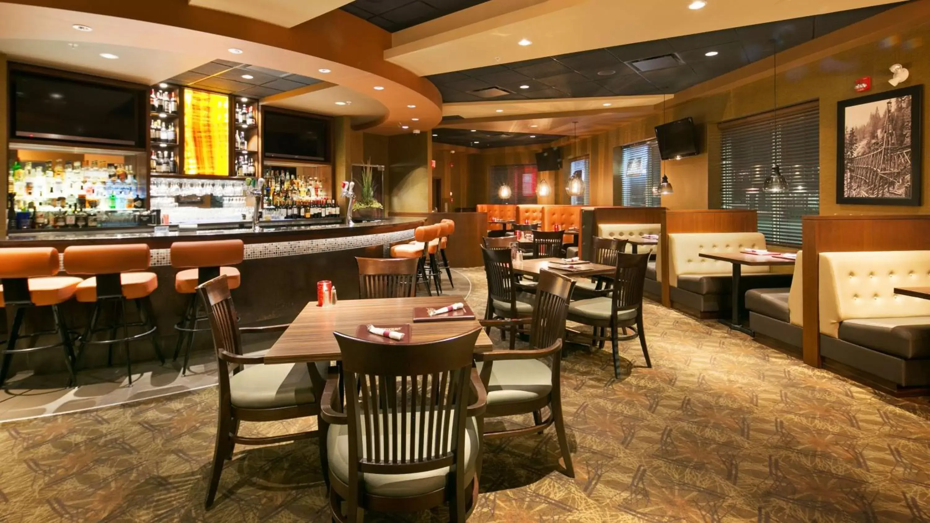 Restaurant/places to eat, Lounge/Bar in Best Western Cold Lake Inn
