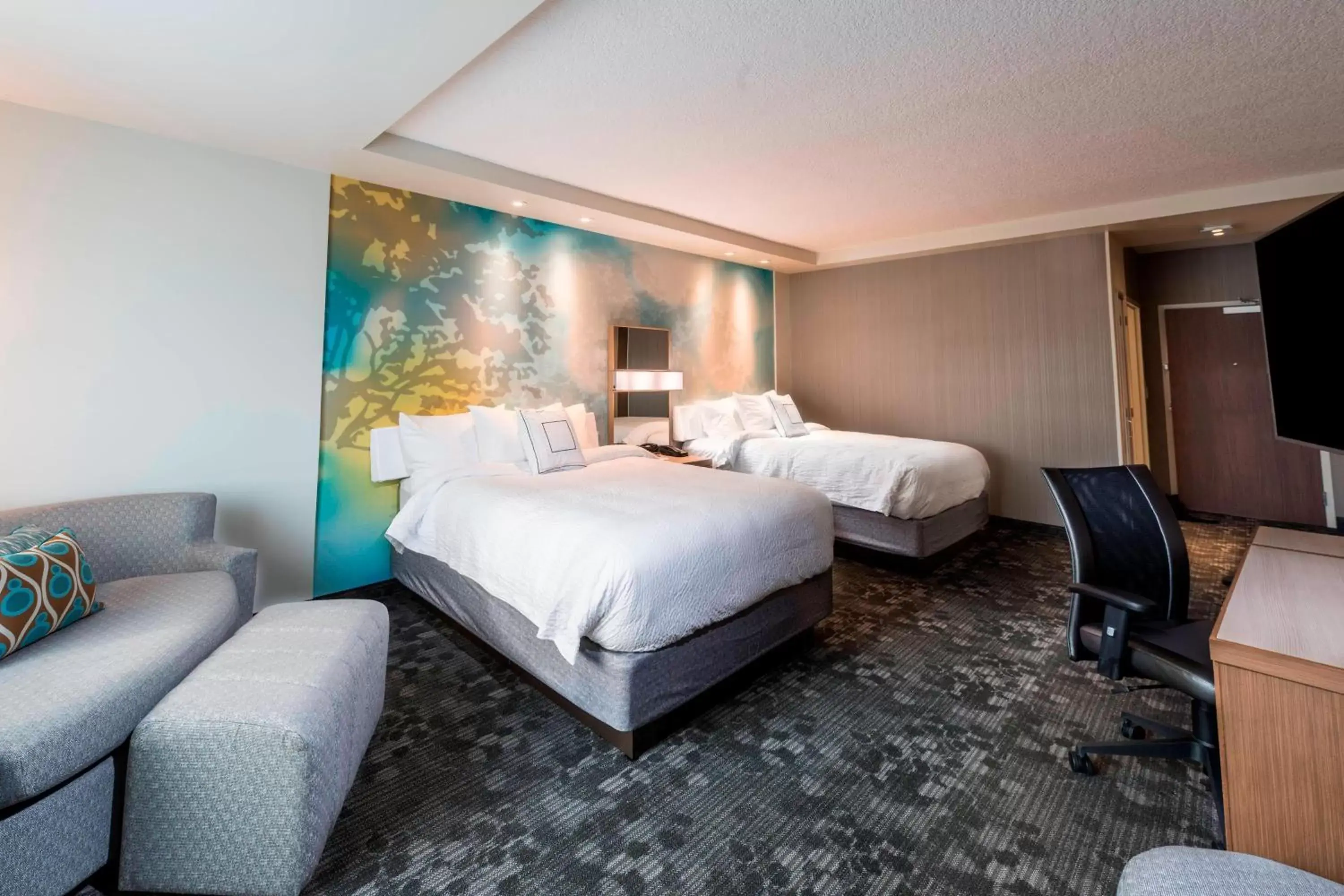 Photo of the whole room, Bed in Courtyard by Marriott Tampa Northwest/Veterans Expressway
