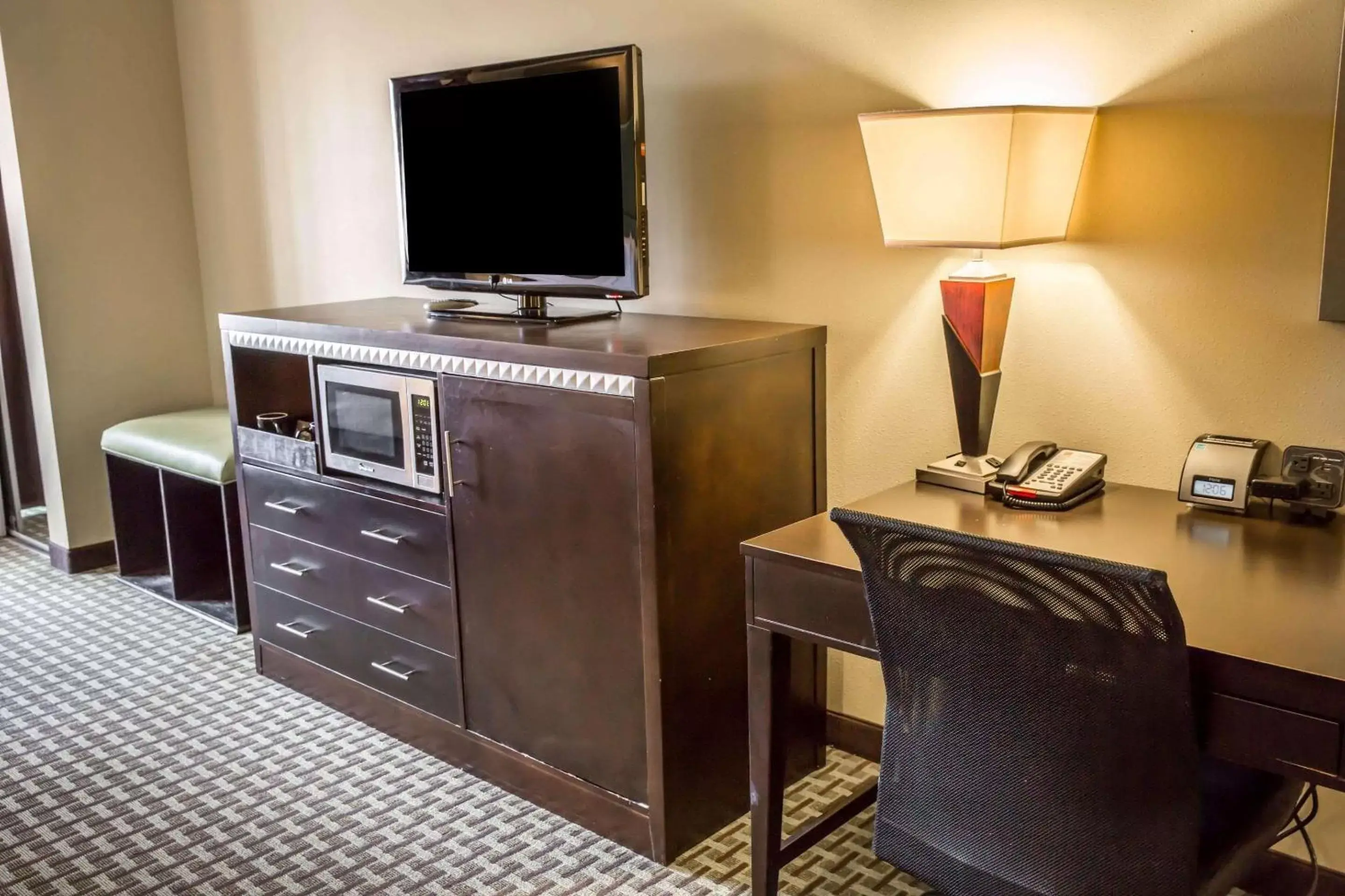 Photo of the whole room, TV/Entertainment Center in Comfort Suites New Bern near Cherry Point