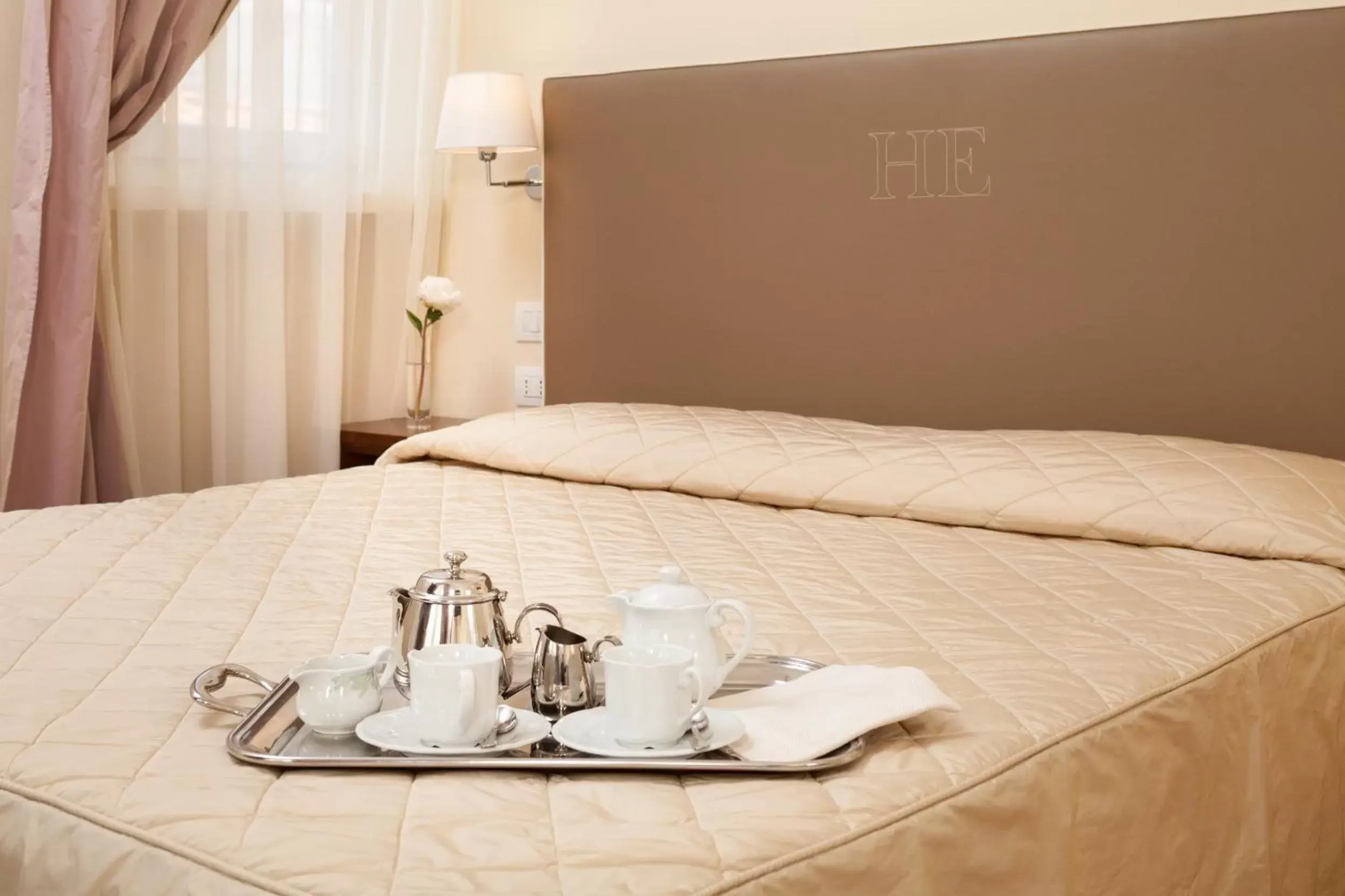 Bedroom, Coffee/Tea Facilities in Hotel Executive