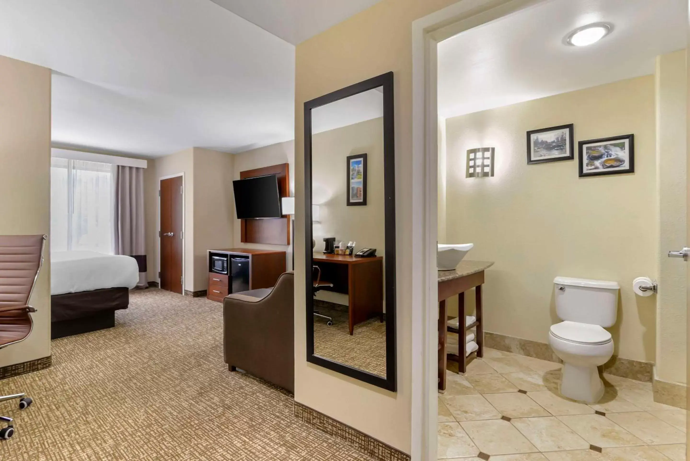Bedroom, Bathroom in Comfort Suites at Kennesaw State University