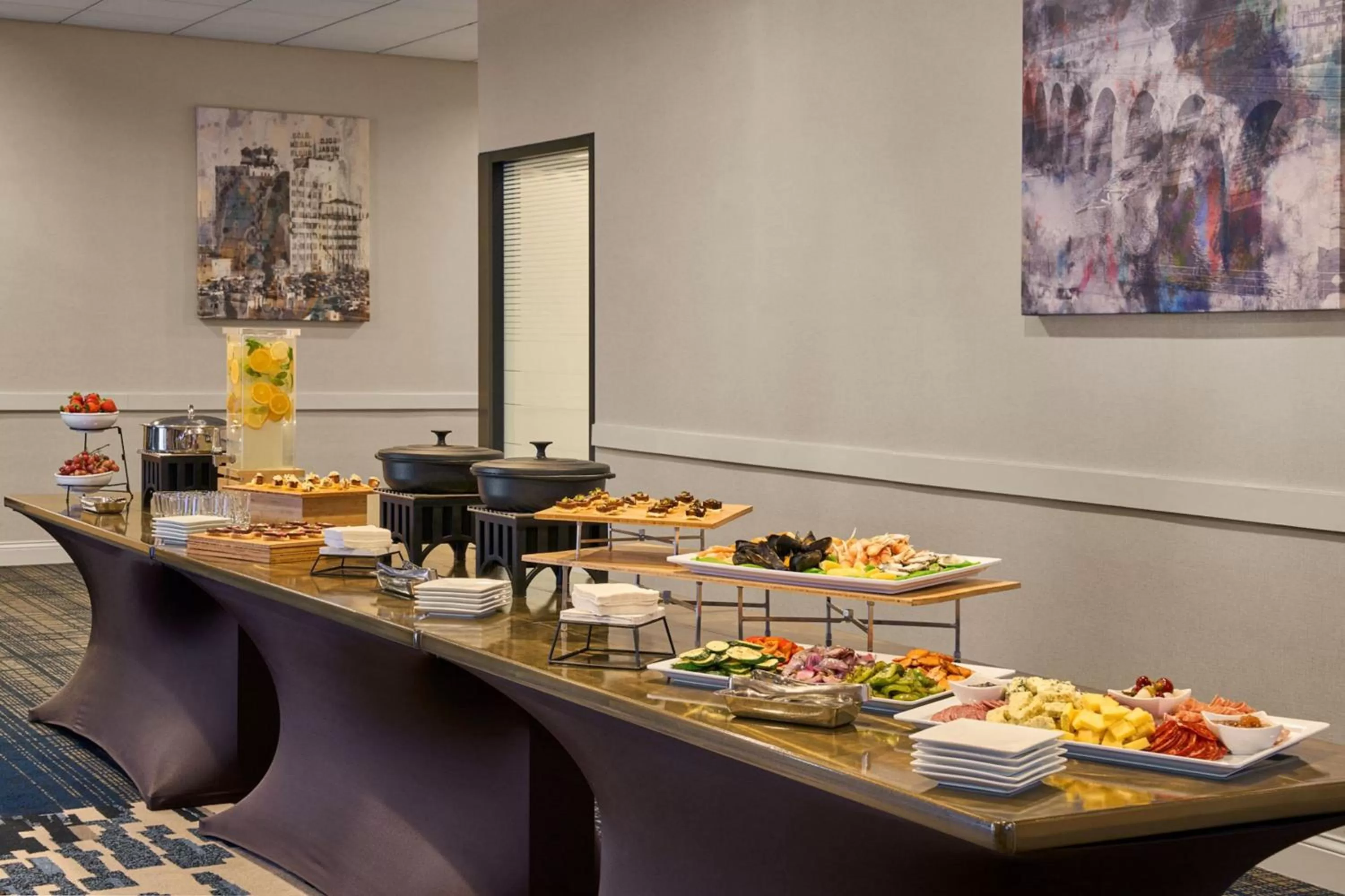 Meeting/conference room in Delta Hotels by Marriott Minneapolis Northeast