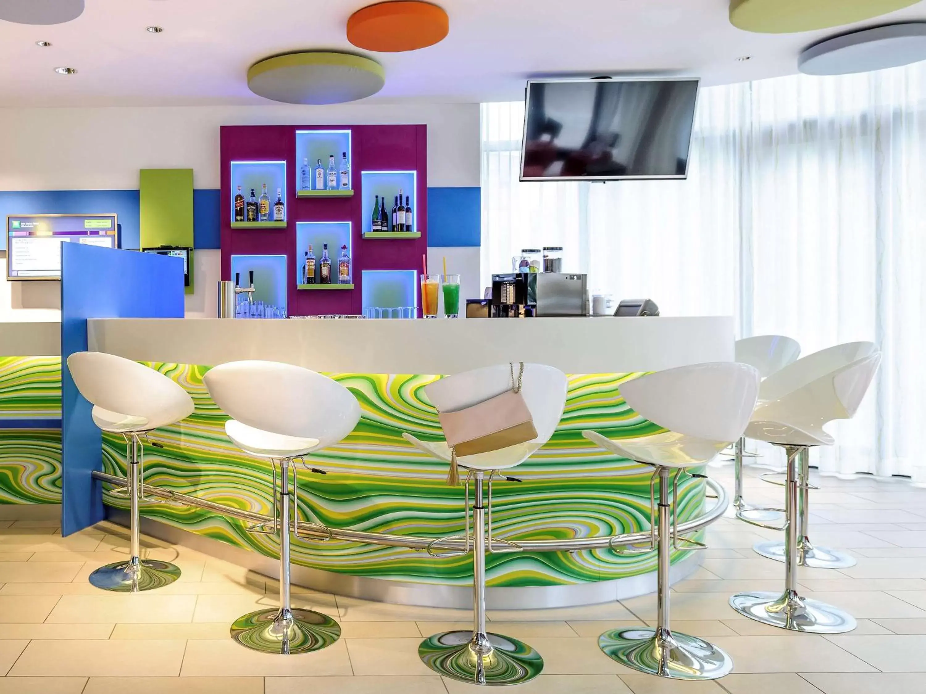 Lounge or bar in Ibis Styles Hildesheim