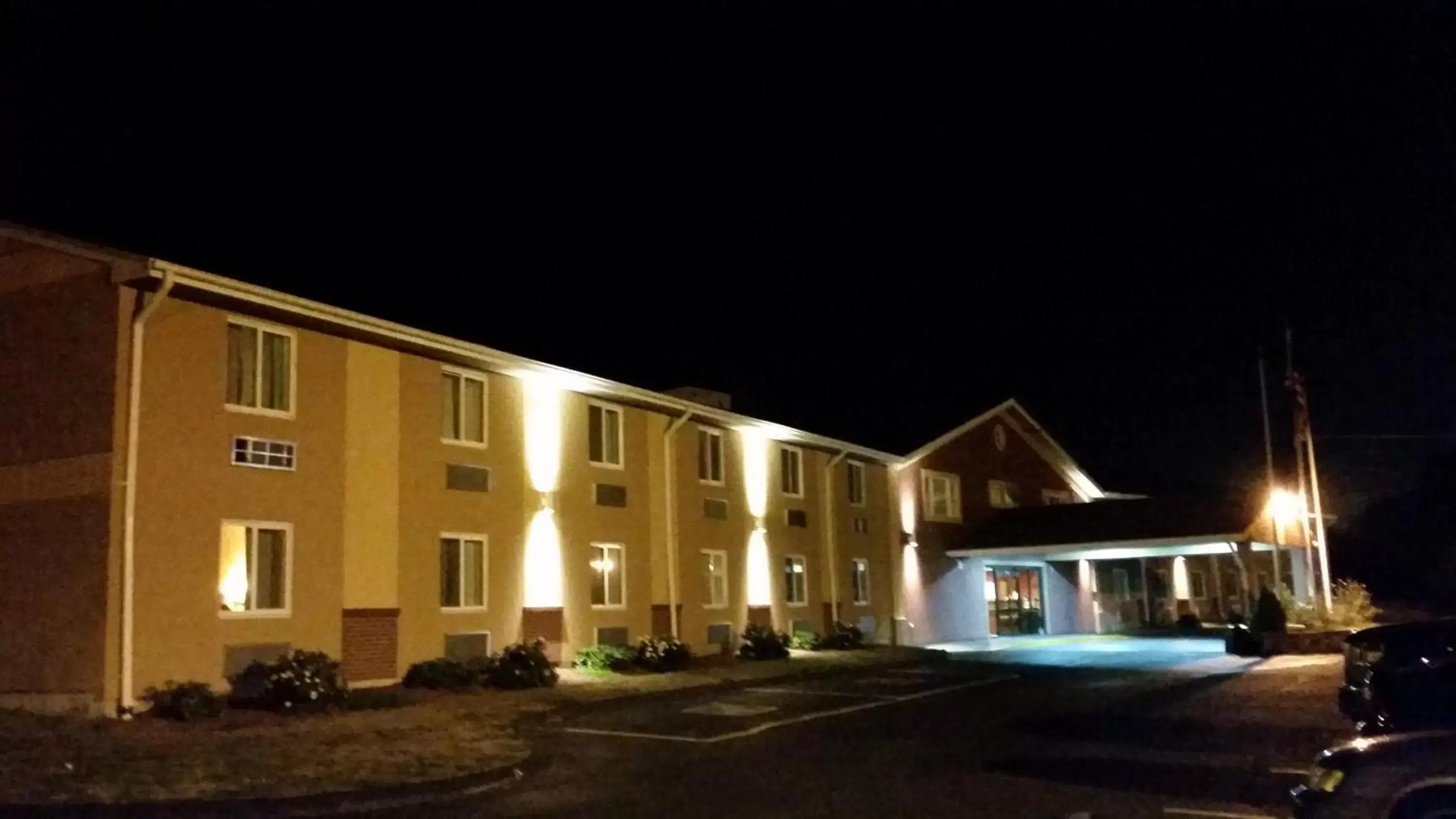 Property Building in Americas Best Value Inn Foxboro