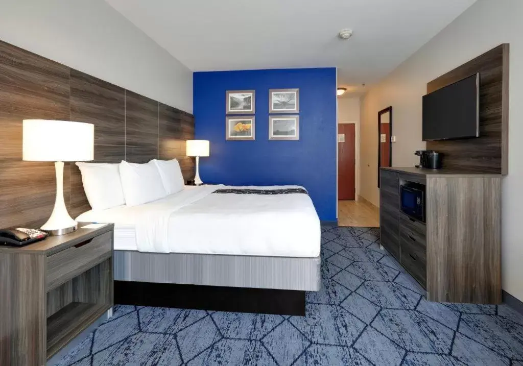 King Room with Bath Tub - Mobility/Hearing Accessible - Non-Smoking in La Quinta by Wyndham Denton - University Drive King Room with Bath Tub - Mobility/Hearing Accessible - Non-Smoking in La Quinta by Wyndham Denton - University Drive