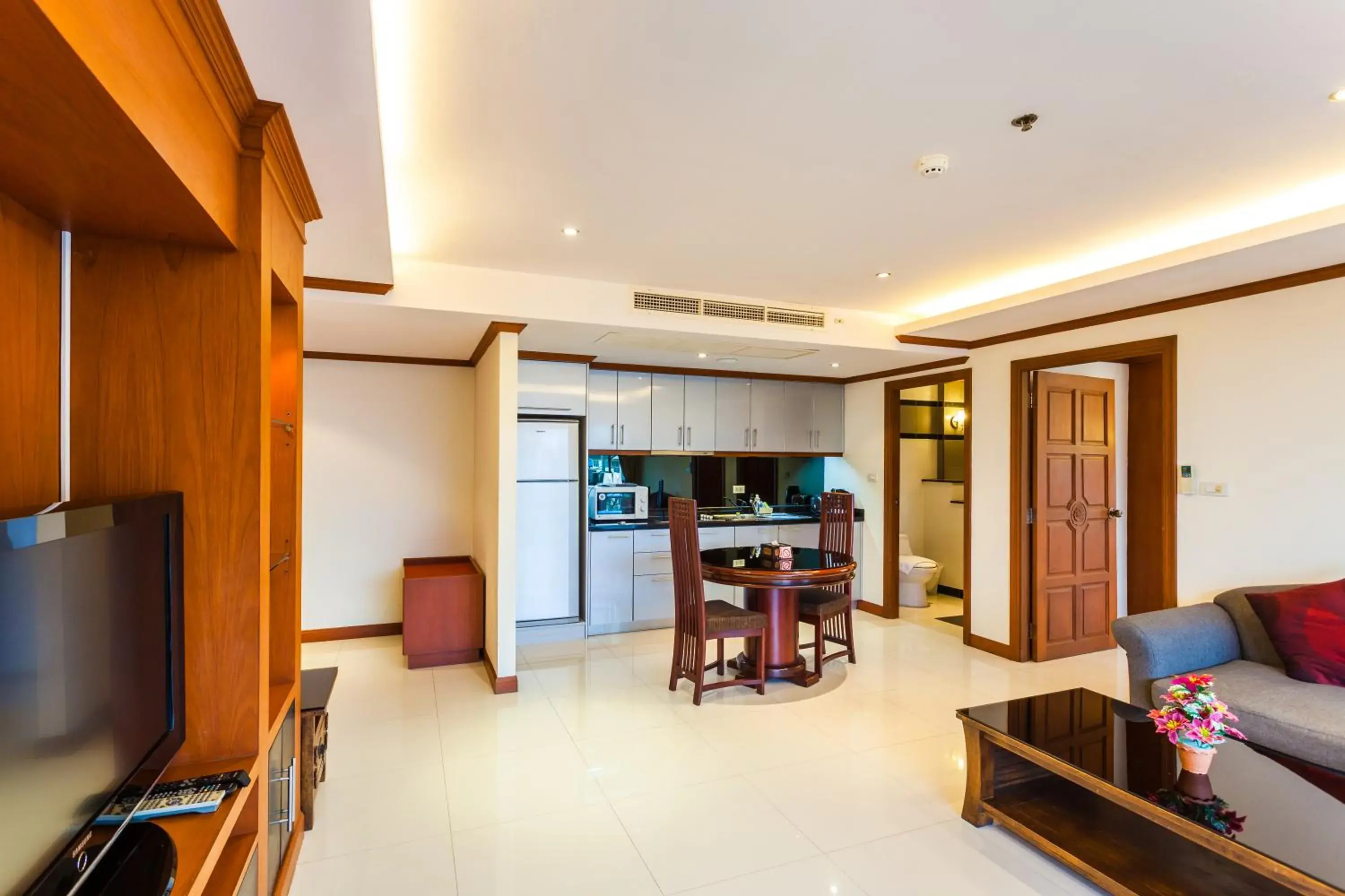 Kitchen or kitchenette, Dining Area in Tara Court Hotel