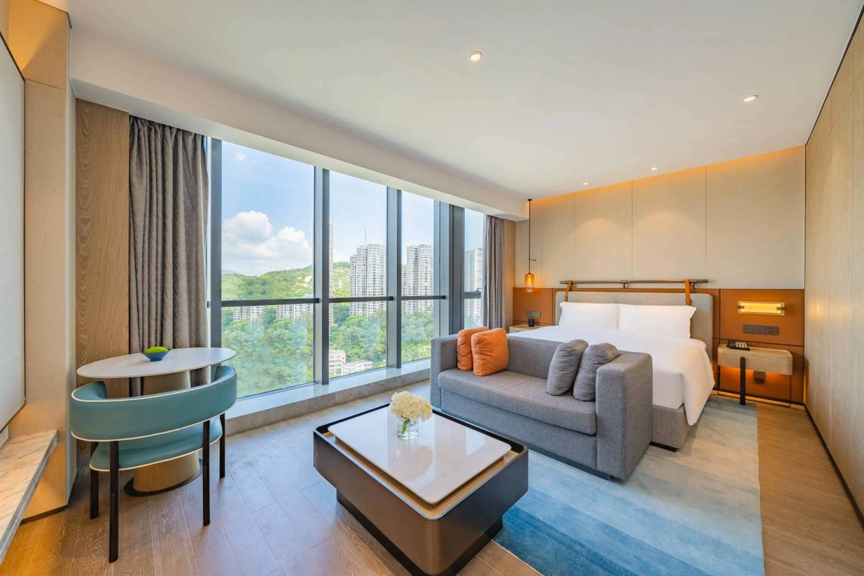 Photo of the whole room, Bed in Holiday Inn Zhuhai City Center by IHG