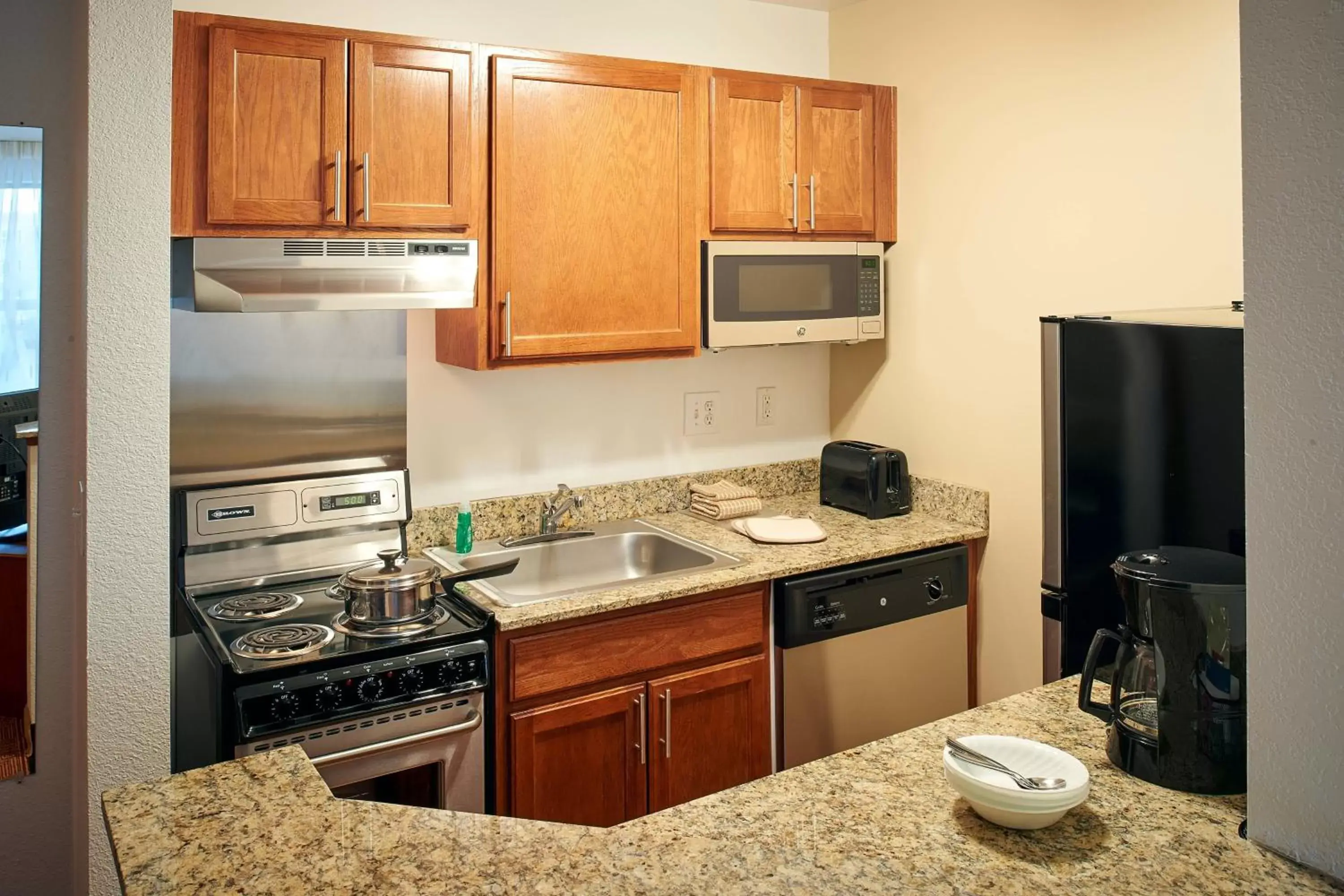 Kitchen or kitchenette, Kitchen/Kitchenette in TownePlace Suites by Marriott Minneapolis Downtown/North Loop