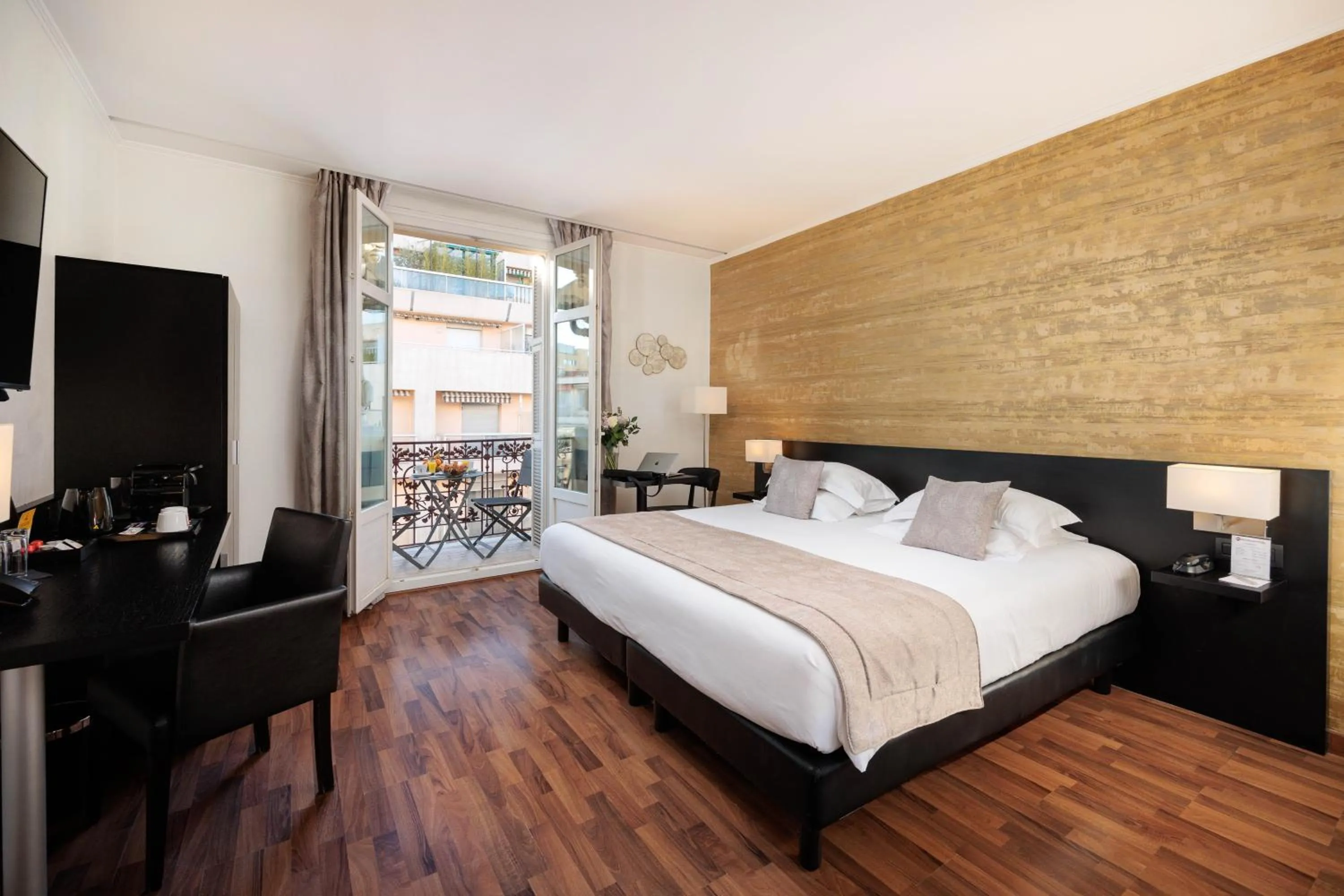 Bed in Best Western Plus Hôtel Massena Nice