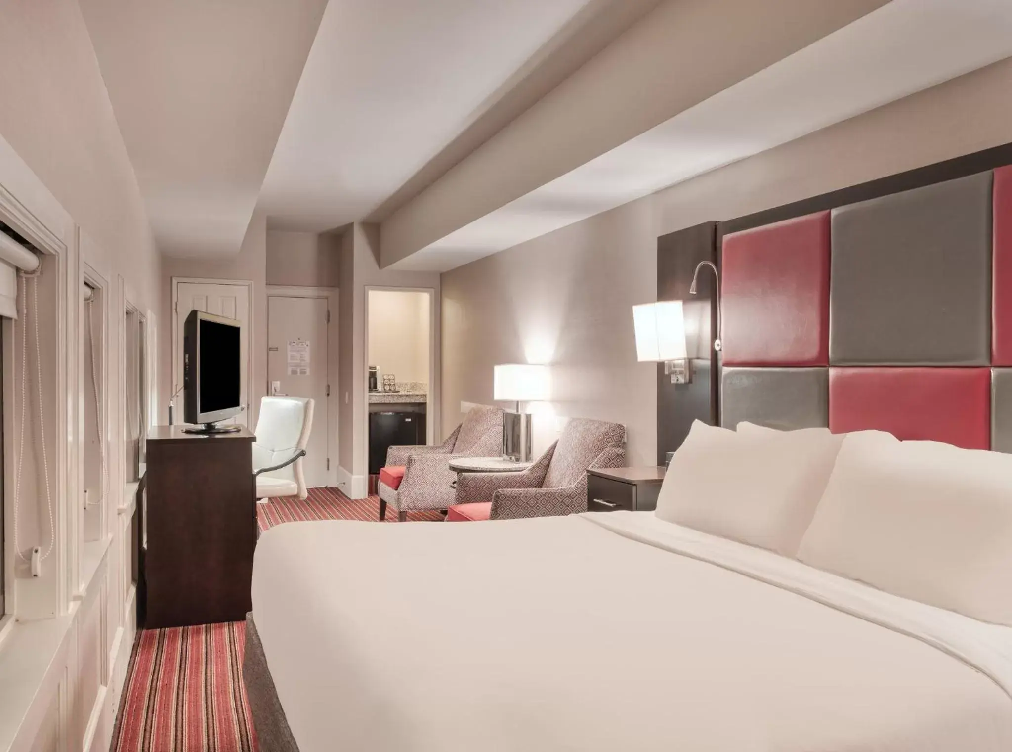 Photo of the whole room, Bed in Crowne Plaza Indianapolis-Dwtn-Union Stn, an IHG Hotel