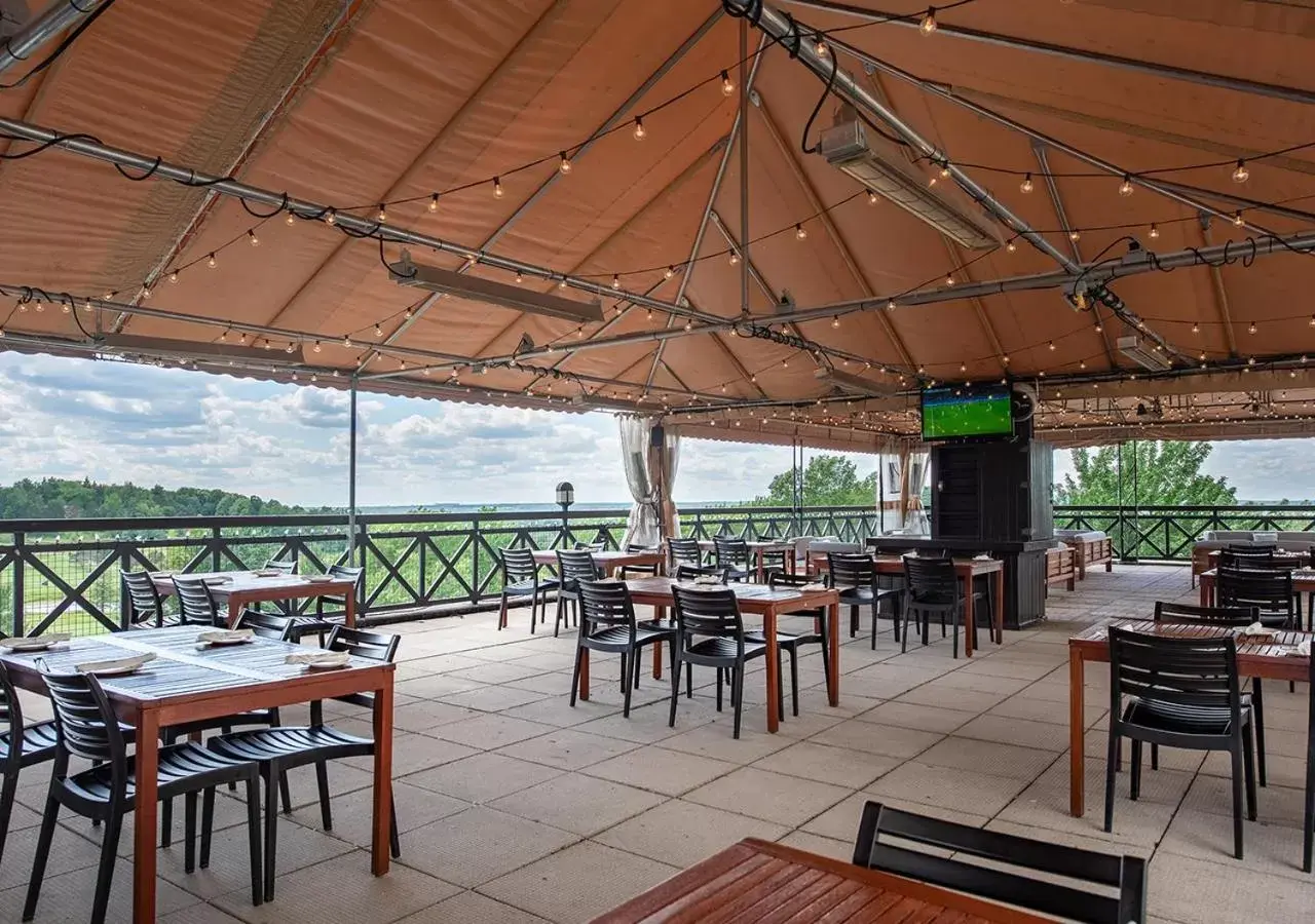 Patio, Restaurant/Places to Eat in Hotel Chateau Bromont