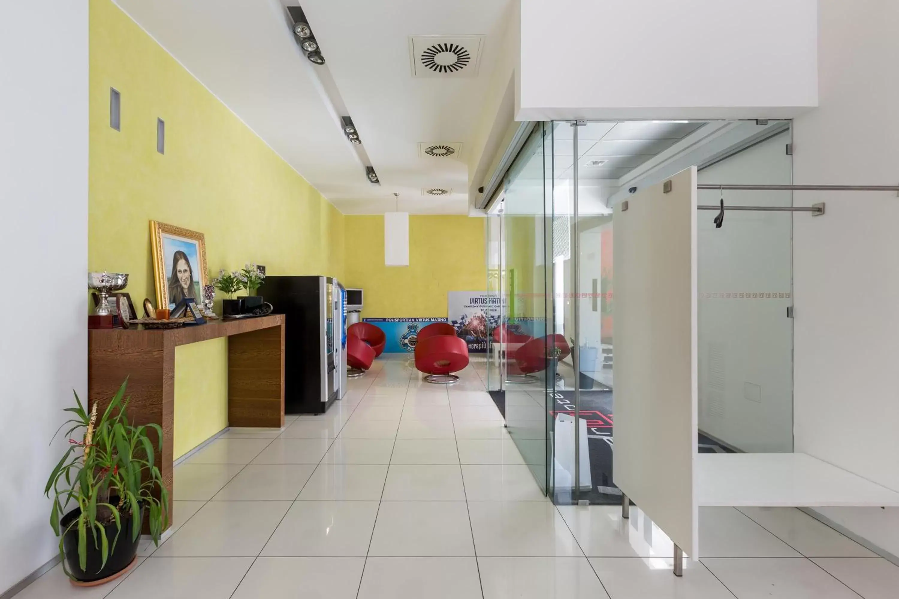 Lobby or reception, Kitchen/Kitchenette in Silver Hotel