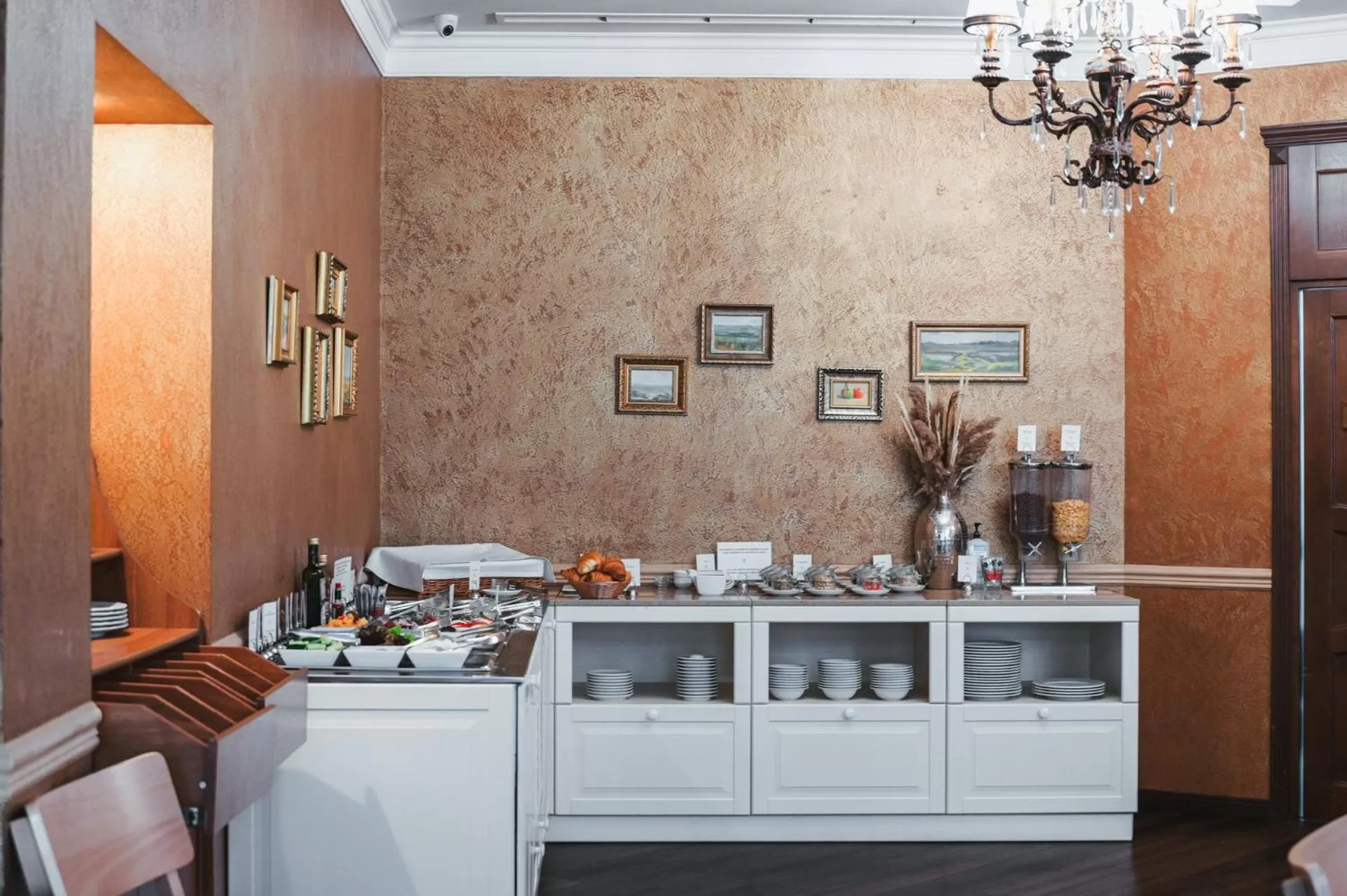 Food and drinks in Alexandrovskiy Hotel