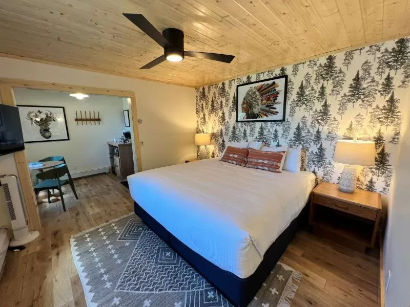 Double Room in Thomsonite Inn on Lake Superior