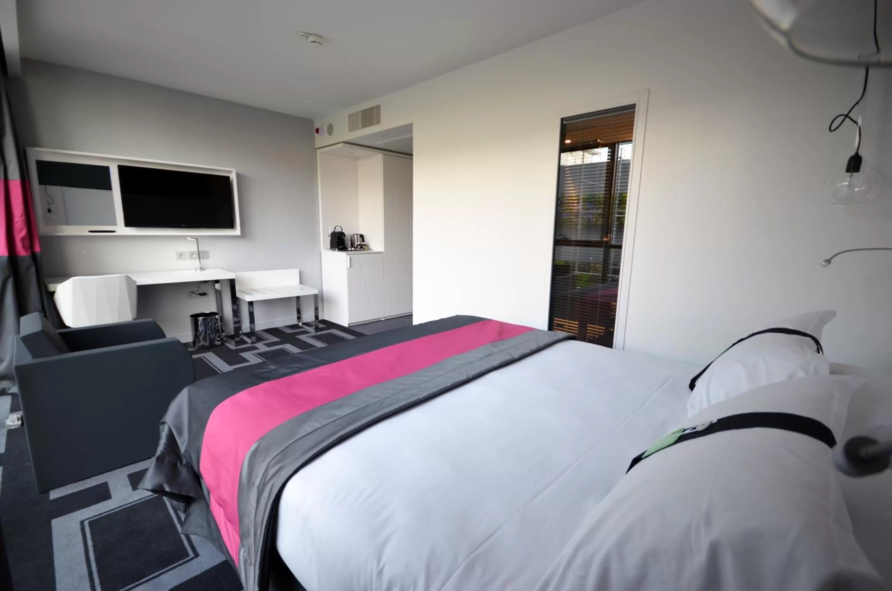 Photo of the whole room, Bed in Holiday Inn Dijon Toison D'or by IHG