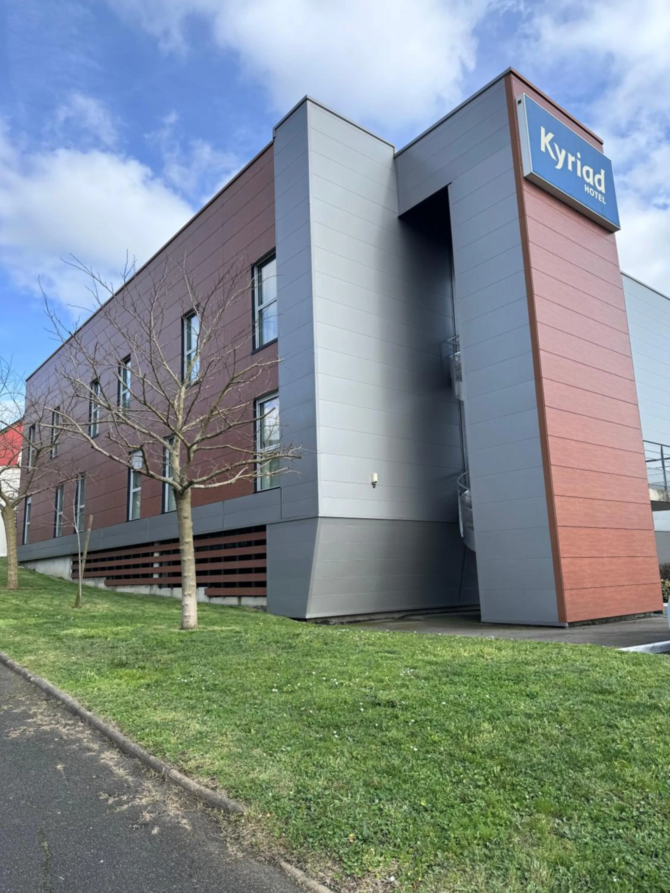 Property building in Kyriad Le Mans Est