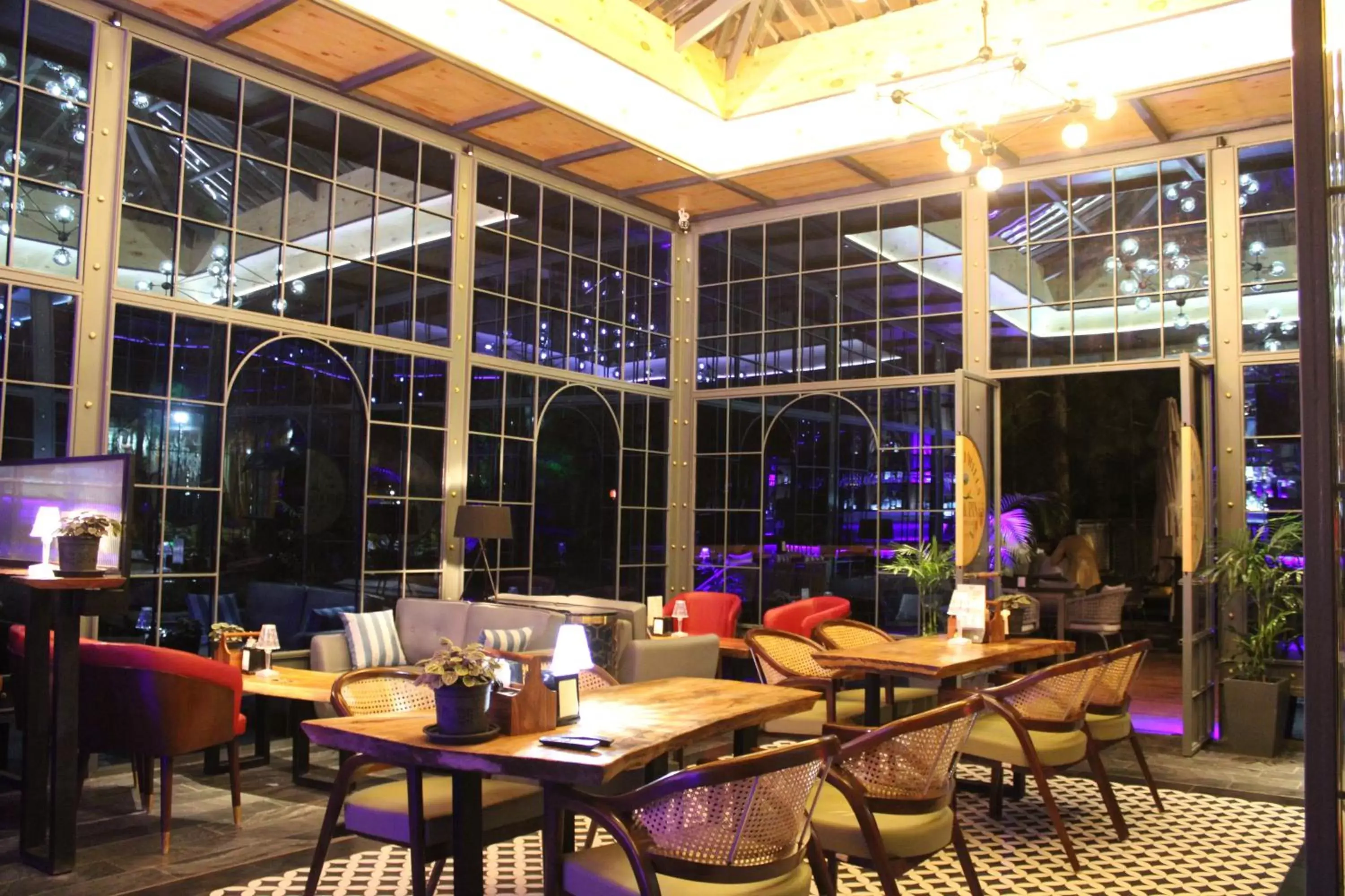 Lounge or bar, Restaurant/Places to Eat in Kasauli Hills Resort