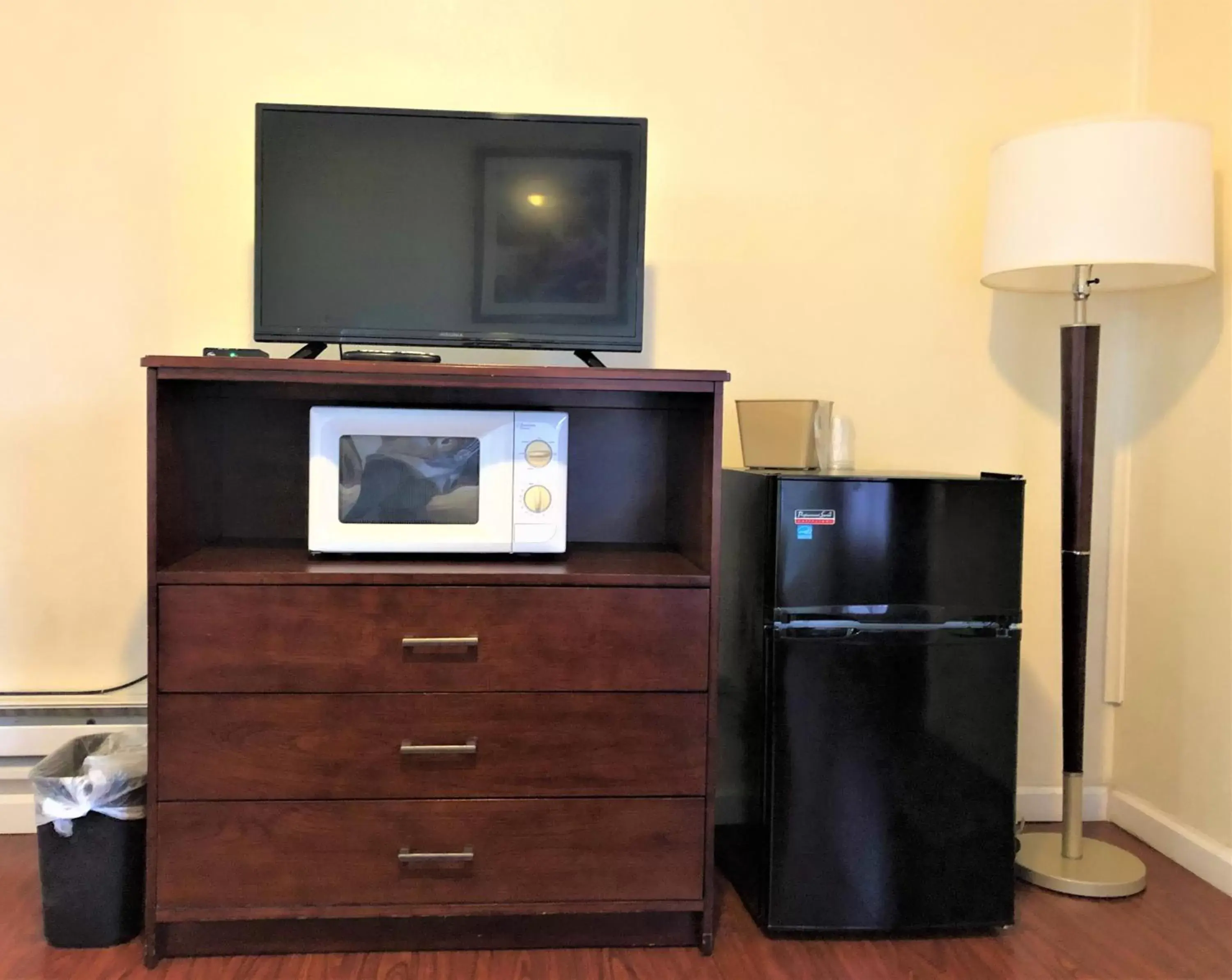 TV and multimedia, TV/Entertainment Center in Blue Coast Inn & Suites