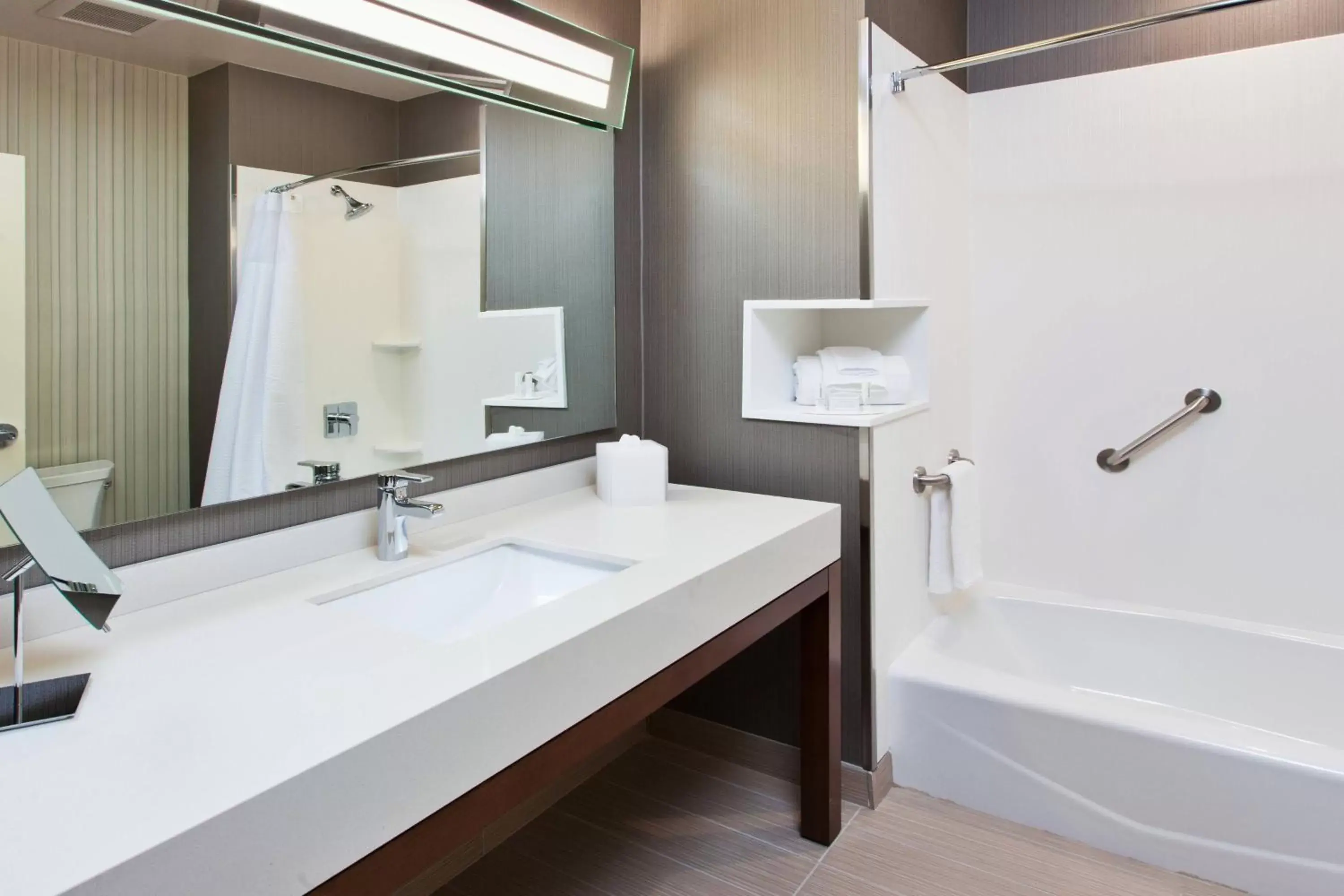 Bathroom in Courtyard by Marriott Auburn