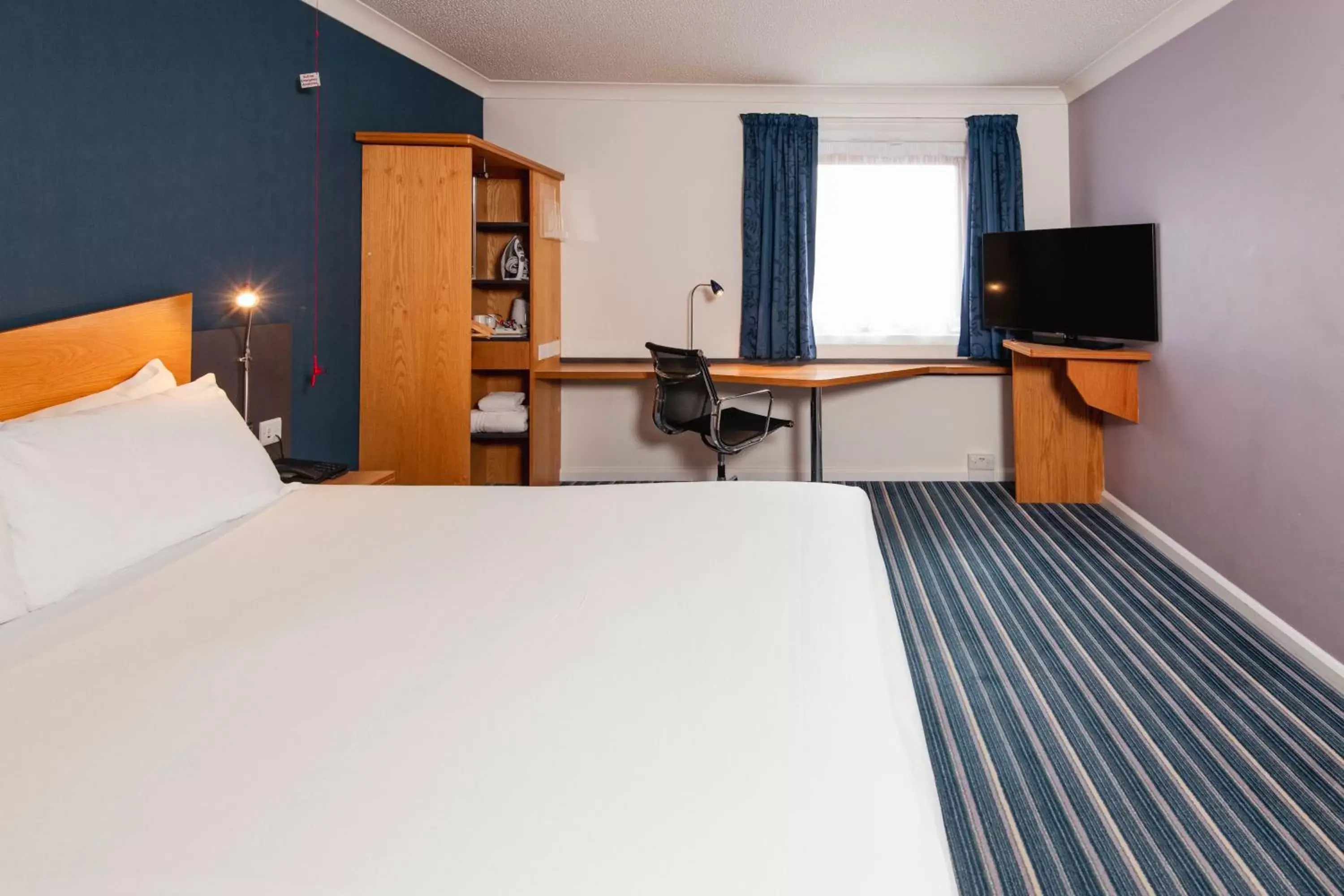 Bedroom, Bed in Holiday Inn Express Birmingham NEC, an IHG Hotel