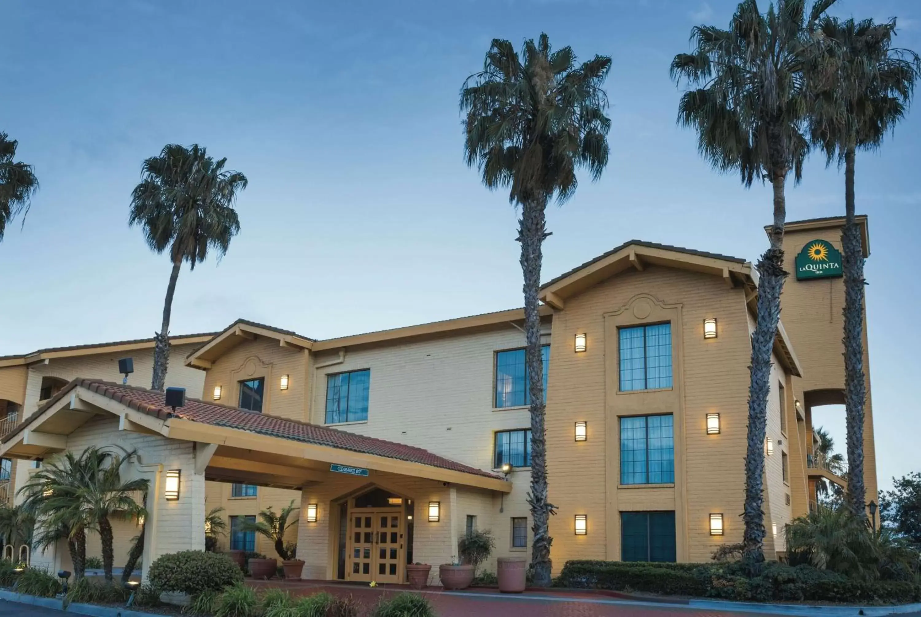 Property Building in La Quinta Inn by Wyndham Ventura