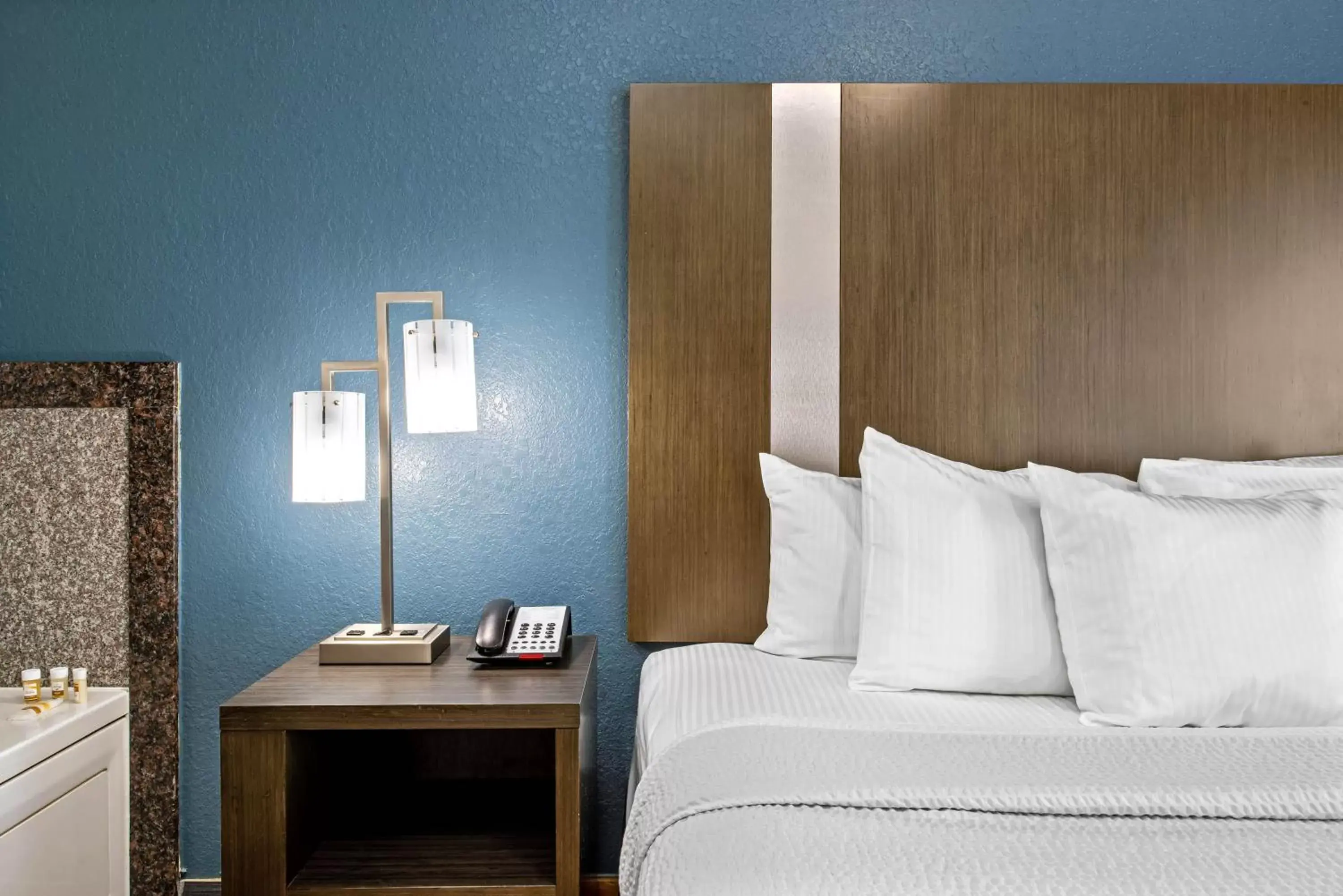 Bed in La Quinta Inn & Suite Kingwood Houston IAH Airport 53200