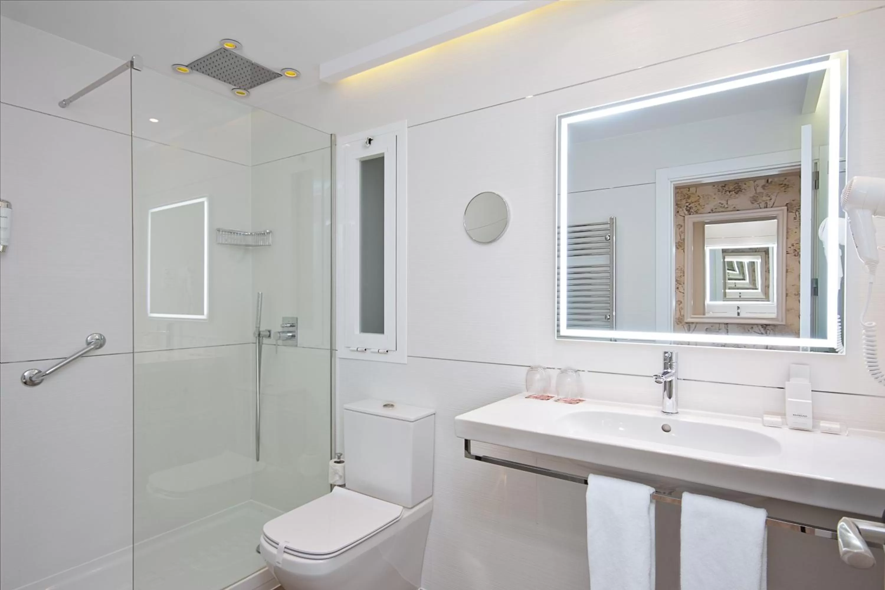 Bathroom in Grupotel Mayorazgo