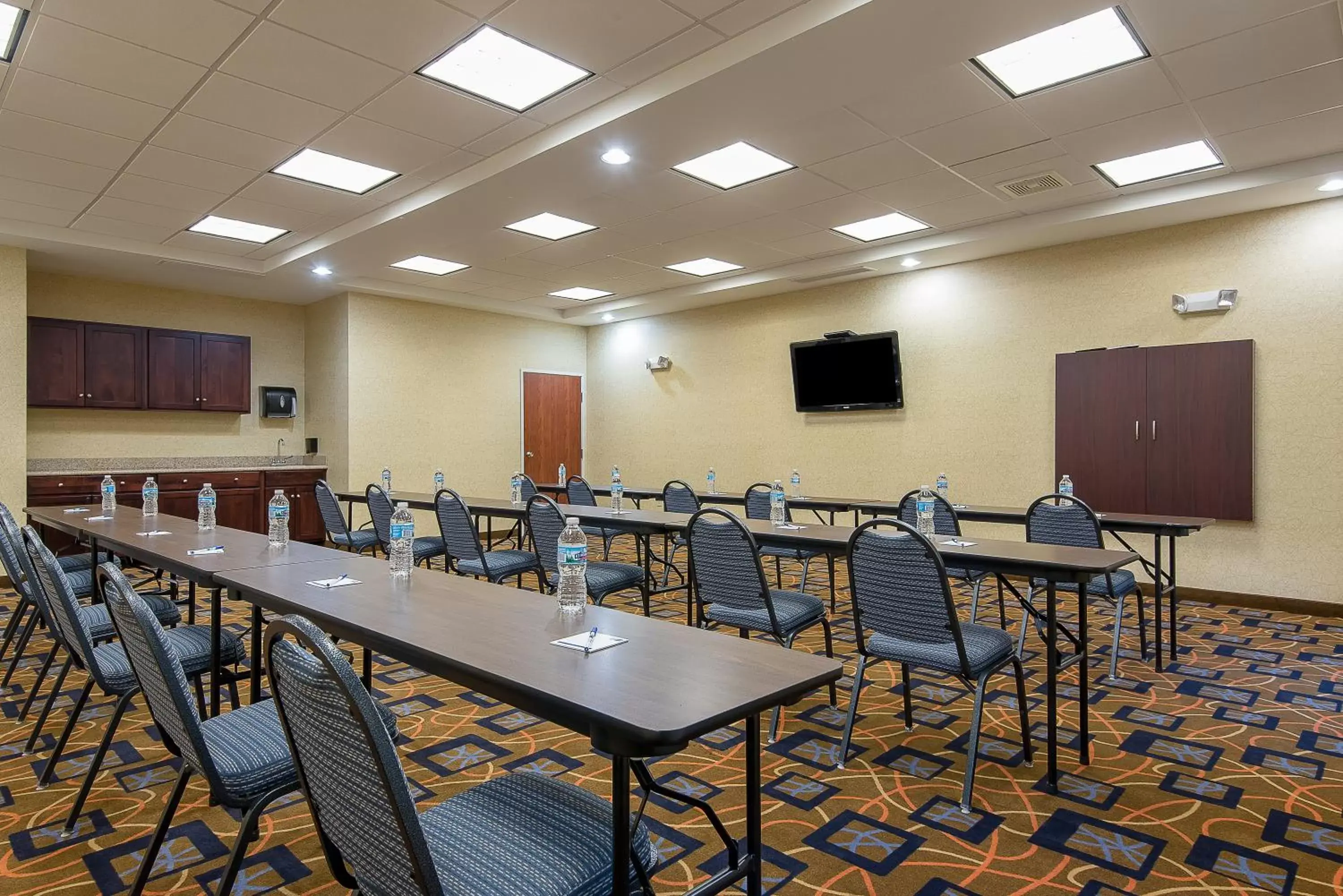 Meeting/conference room in Holiday Inn Express and Suites Lafayette East, an IHG Hotel